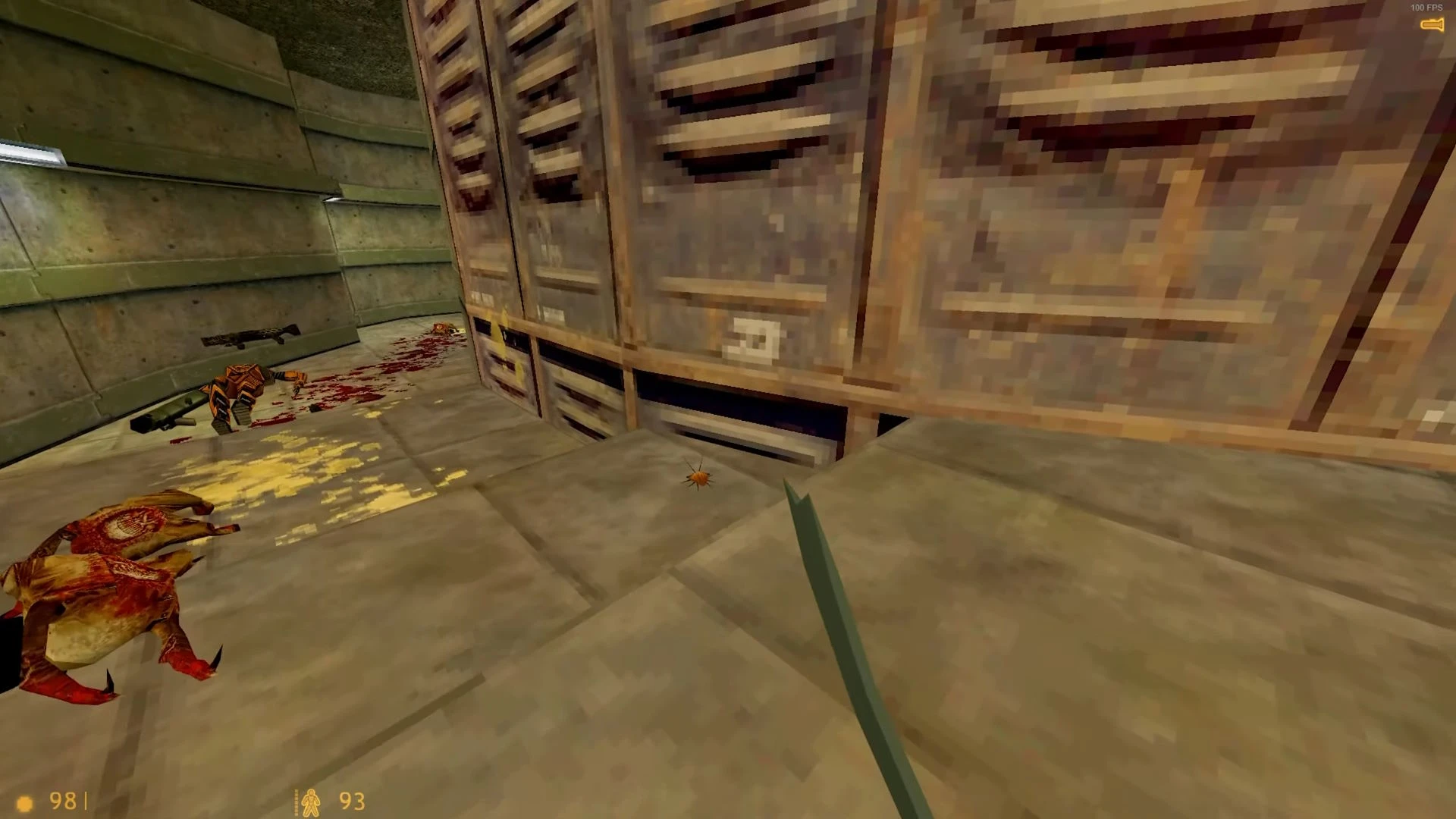 Erste-Person-Ansicht im Half-Life-Mod Crack-Life mit Nahkampfwaffe und Alien-Leichen neben rostigen Metallschränken