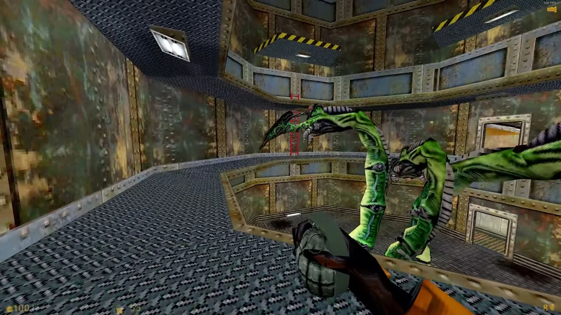 Erste-Person-Perspektive eines Spielers mit Granate gegenüber einem grünen Alien in einem metallischen Industrie-Raum im Crack-Life Mod