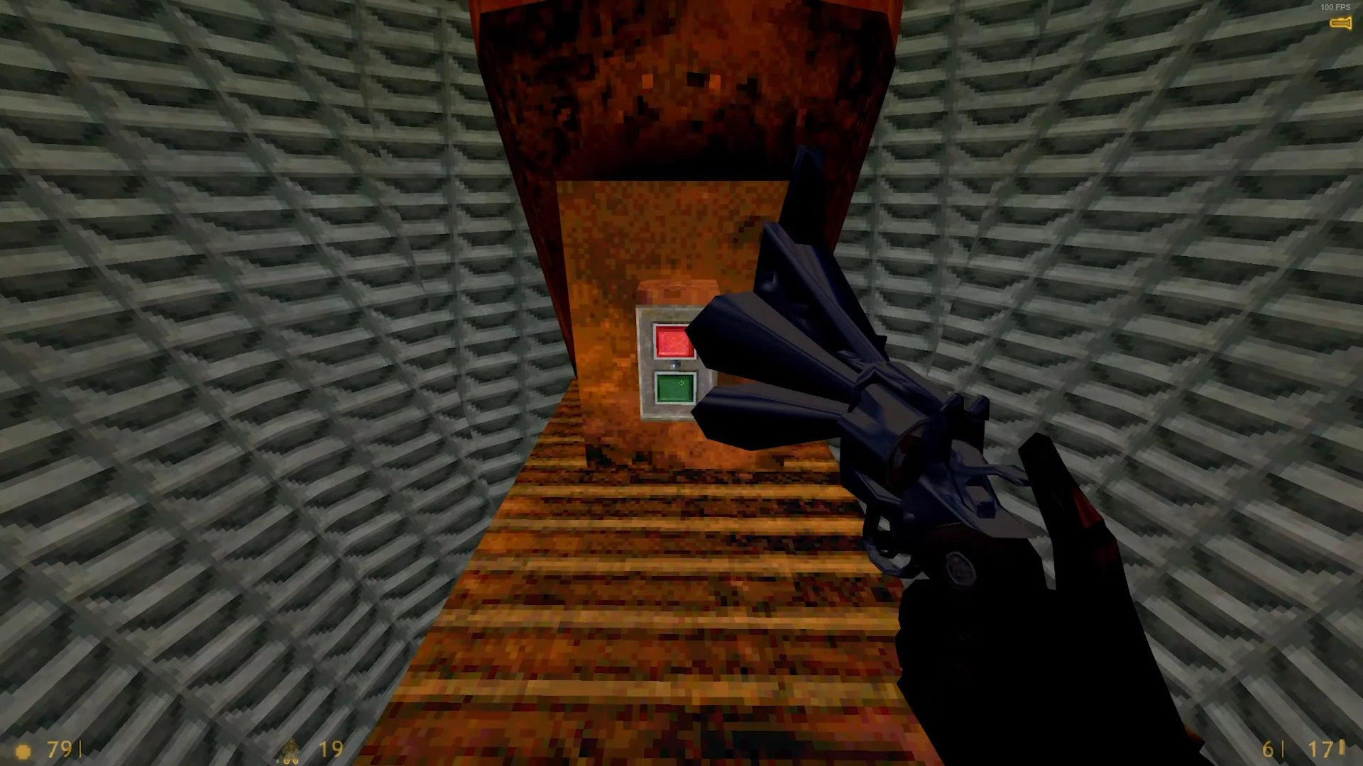 Ego-Perspektive im Half-Life Crack-Life Mod, ein offener Revolver vor einem Bedienfeld mit roten und grünen Knöpfen