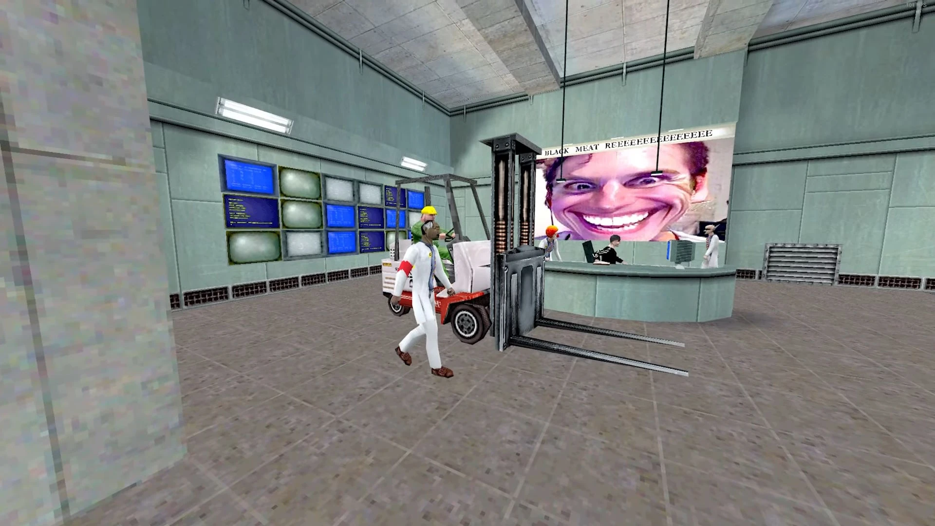 Spielbild mit Wissenschaftlern und Gabelstapler in einem Labor mit großem humorvollem verzerrtem Gesichtsposter im Half-Life Crack-Life Mod