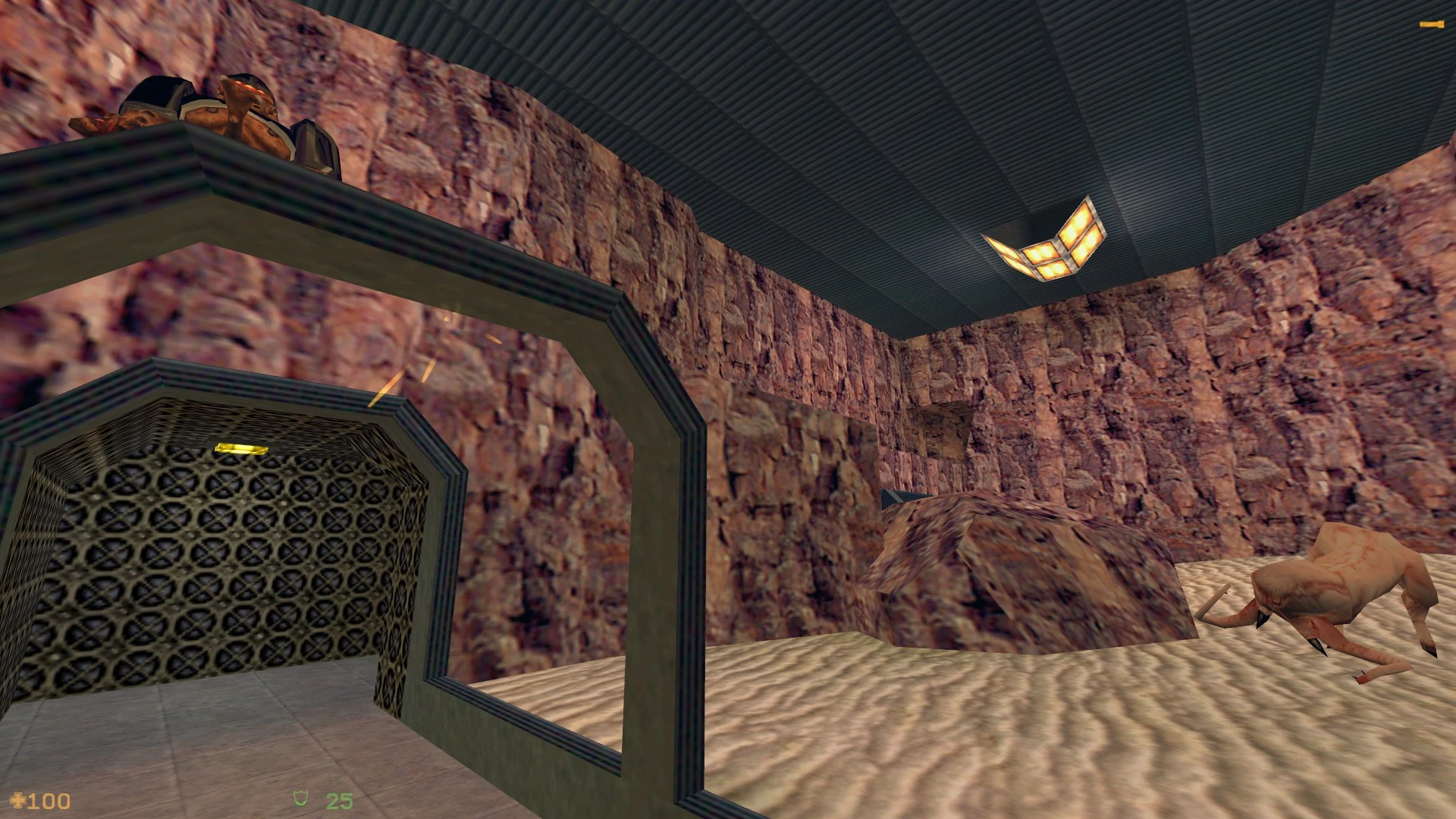 Скриншот мода CS Darkstar для Half-Life 1998 с каменным интерьером, песком и инопланетным существом