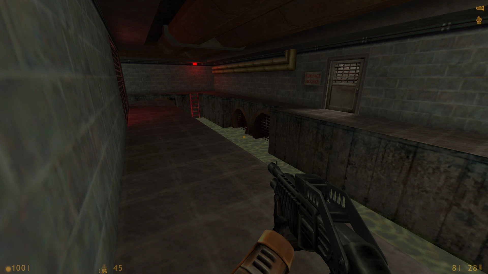 Widok z perspektywy pierwszej osoby, gracz trzymający strzelbę spacerujący po słabo oświetlonym tunelu kanalizacyjnym w Half-Life Decay Singularity