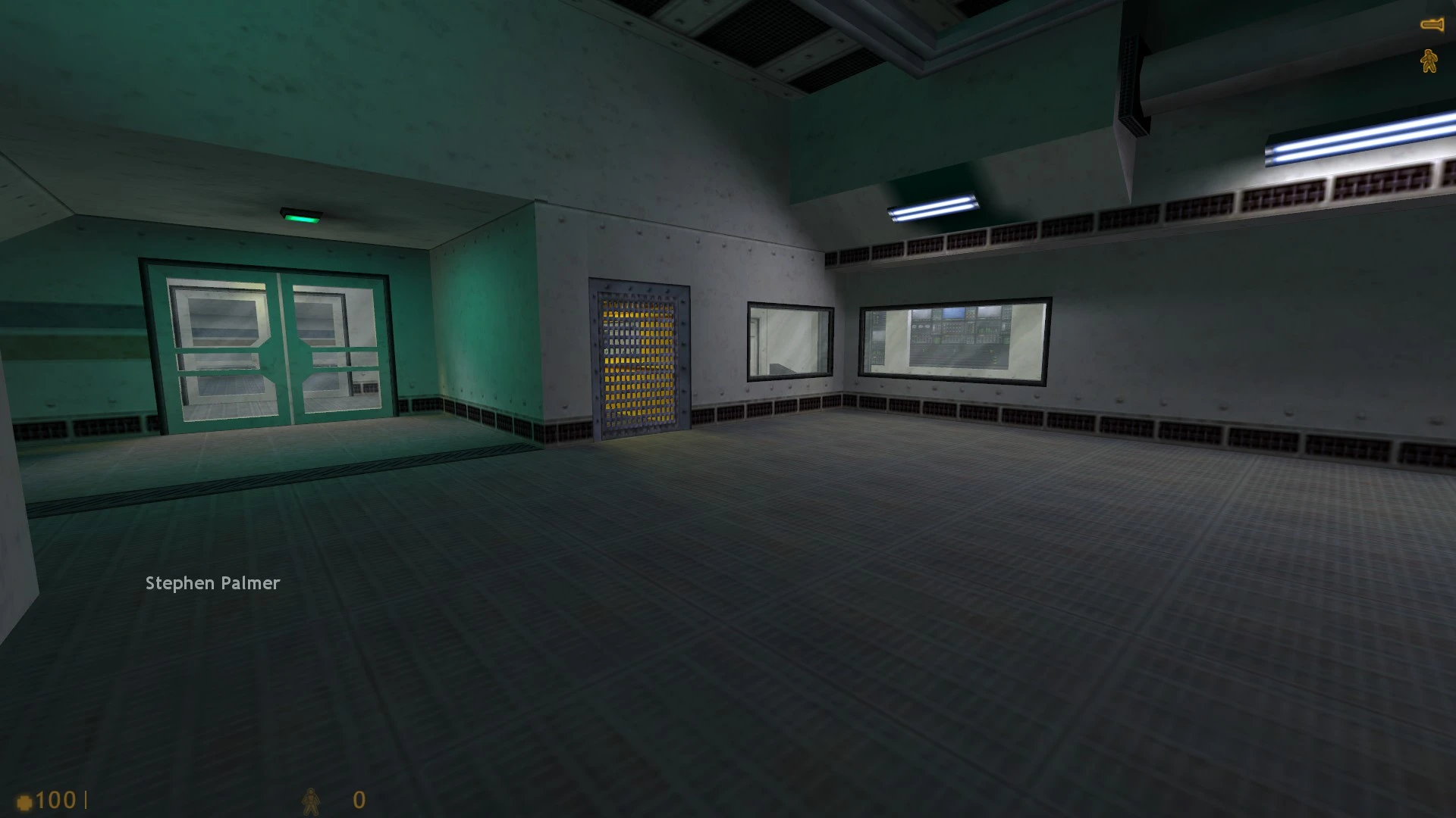 Puste przemysłowe pomieszczenie z zielonymi drzwiami i metalowymi drzwiami kratowymi widziane od środka w modzie Decay Singularity do Half-Life