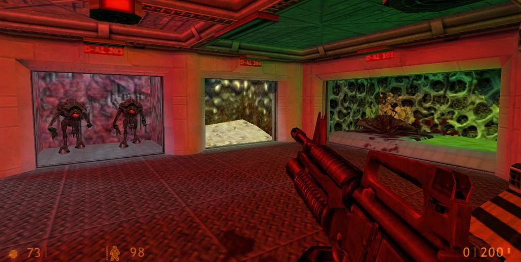 Вид от первого лица в моде Edge of Darkness для Half-Life с инопланетянами за стеклянными окнами в красном освещении