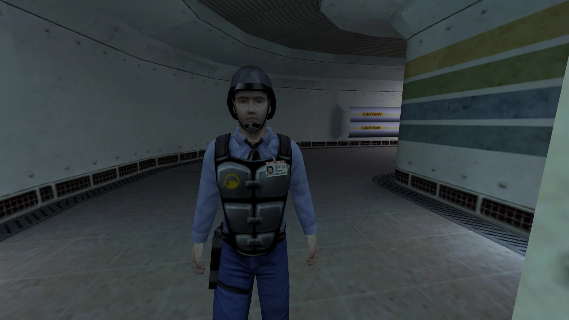 Охранник Half-Life в бронежилете и шлеме в изогнутом коридоре с предупреждающими знаками