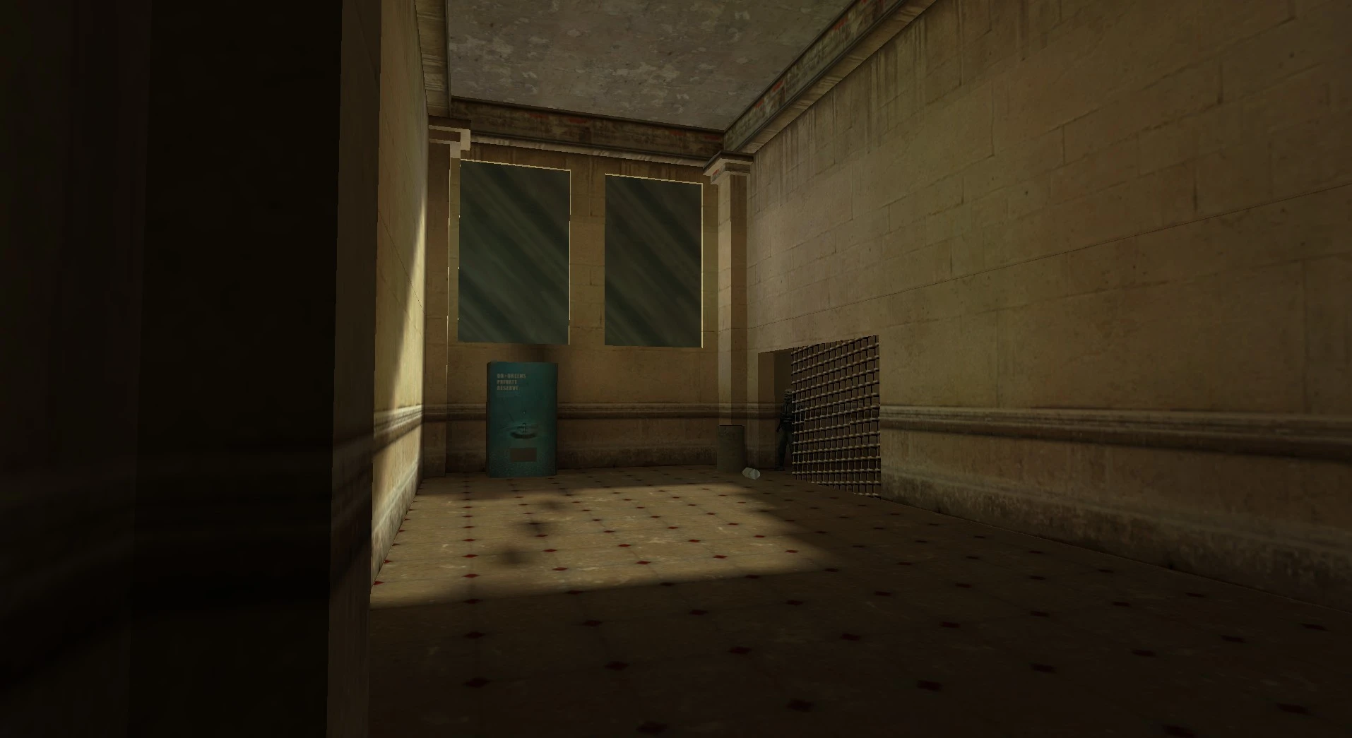 Слабо освещенный коридор в моде Half-Life 2 Classic с торговым автоматом и металлической решеткой на стене