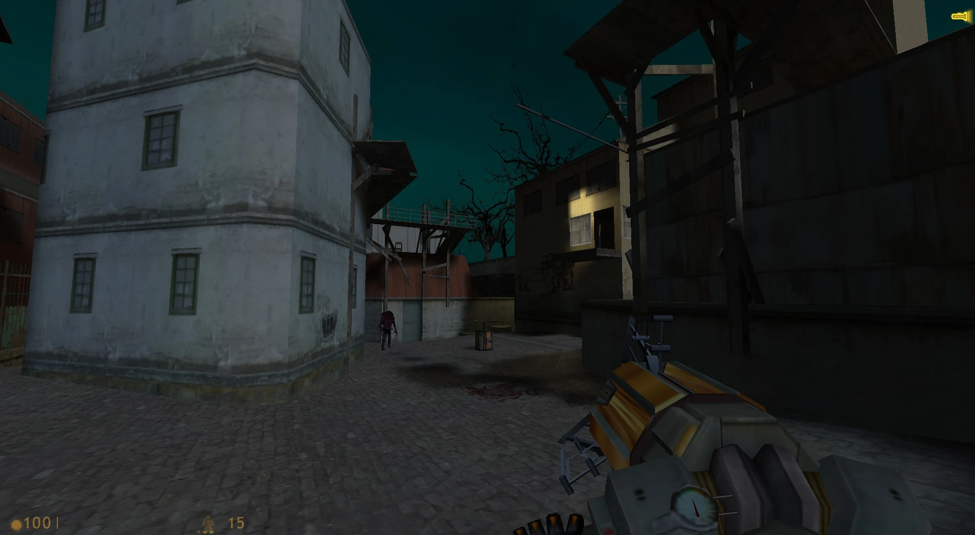Игрок держит гравитационную пушку на пустой темной улице мода Half-Life 2 Classic с враждебным существом вдали