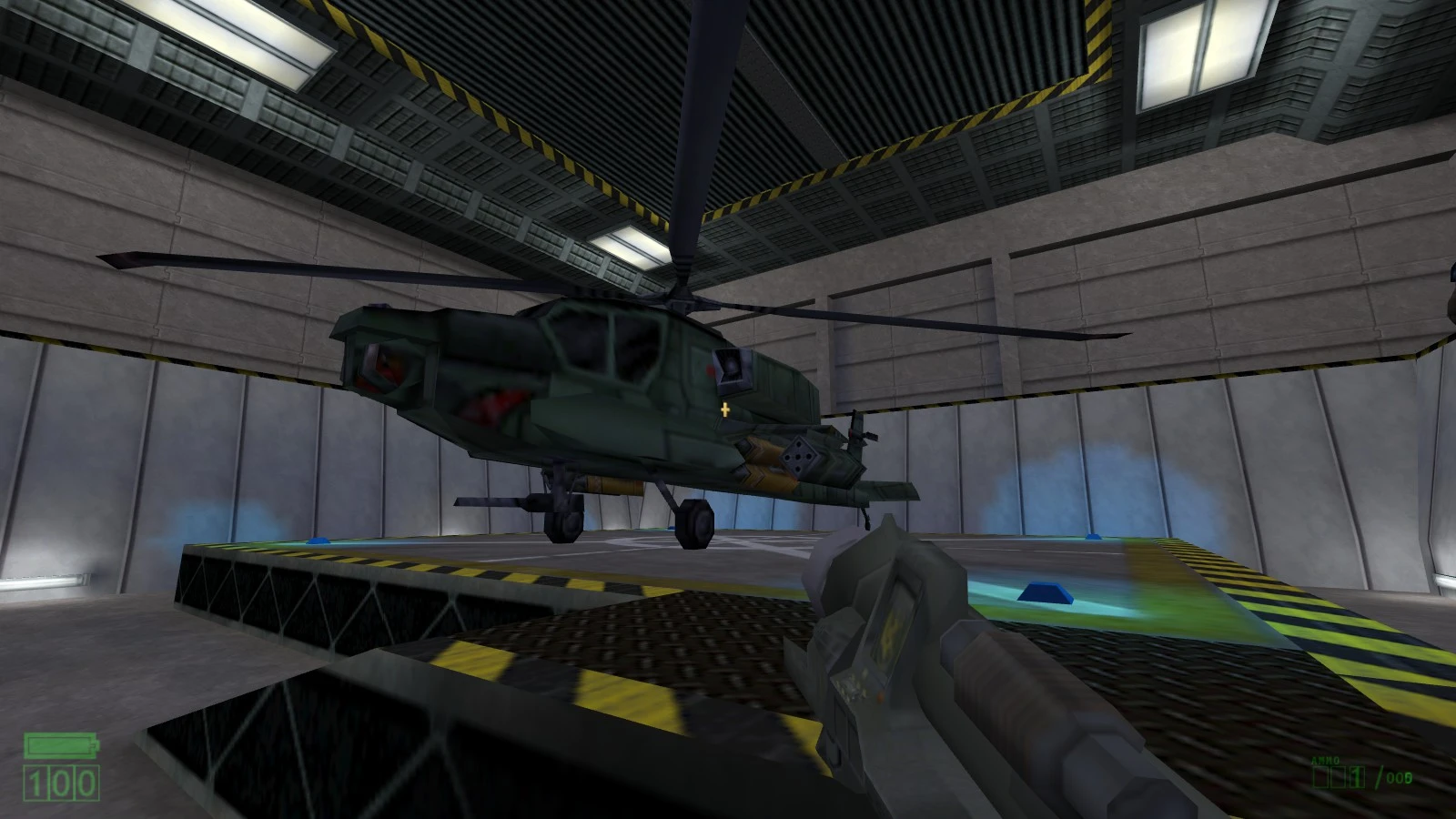 Гелікоптер знаходиться в ангарі в моді Half-Life Alpha, вид від першої особи з видимою зброєю.