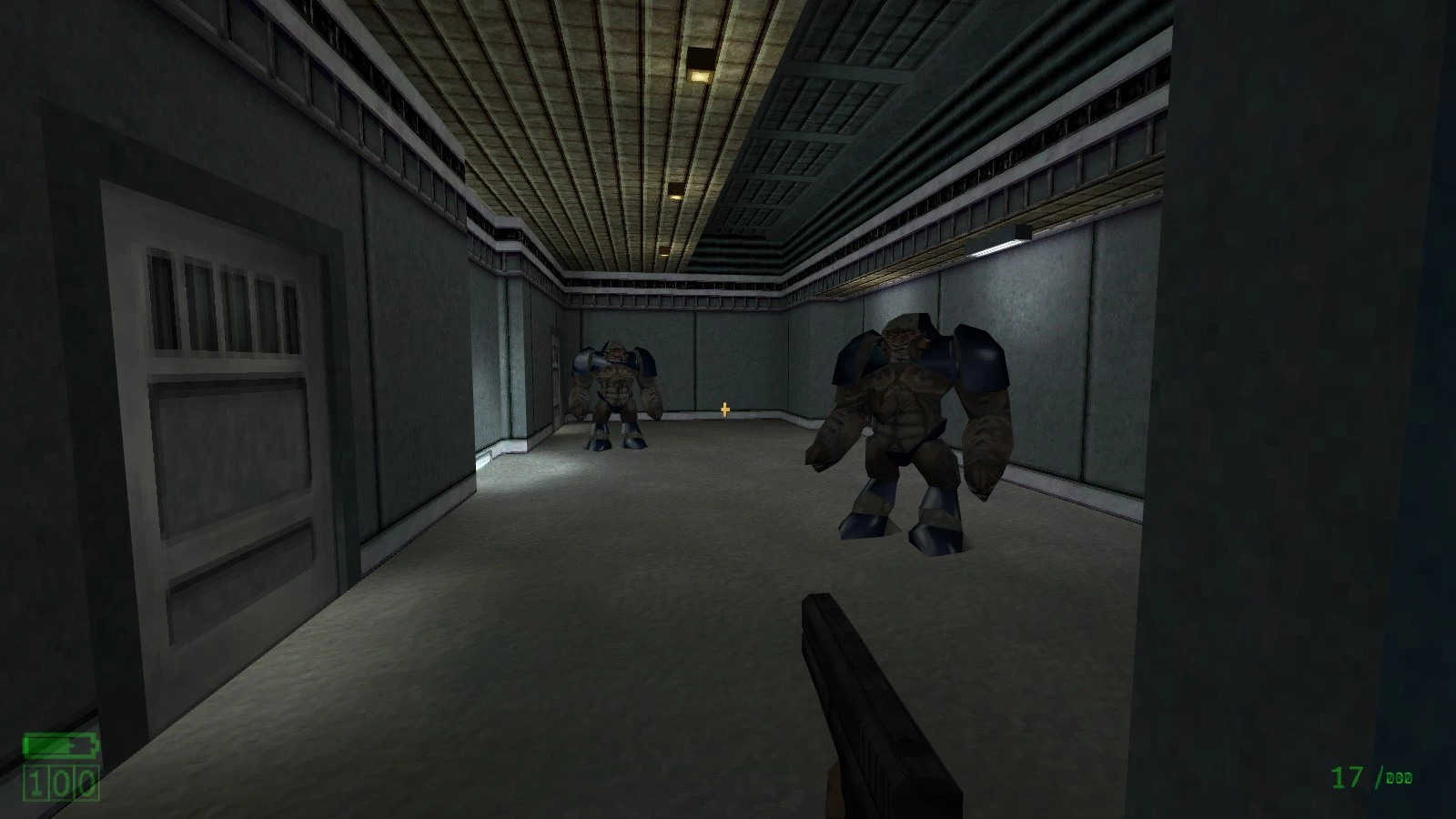 У моді Half-Life Alpha гравець стикається з двома інопланетними солдатами в слабо освітленому коридорі, тримаючи зброю напоготові.