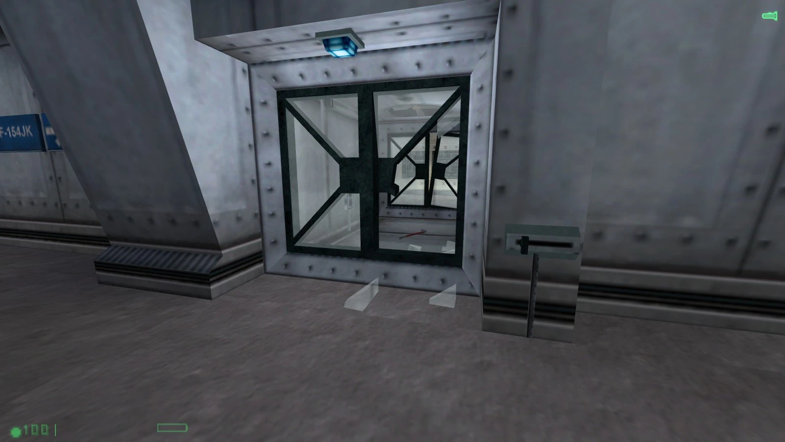 Охоронювані двері в моді Half-Life Alpha, скляні двері з металевими підсиленнями та панеллю управління. Промислове та стерильне середовище.