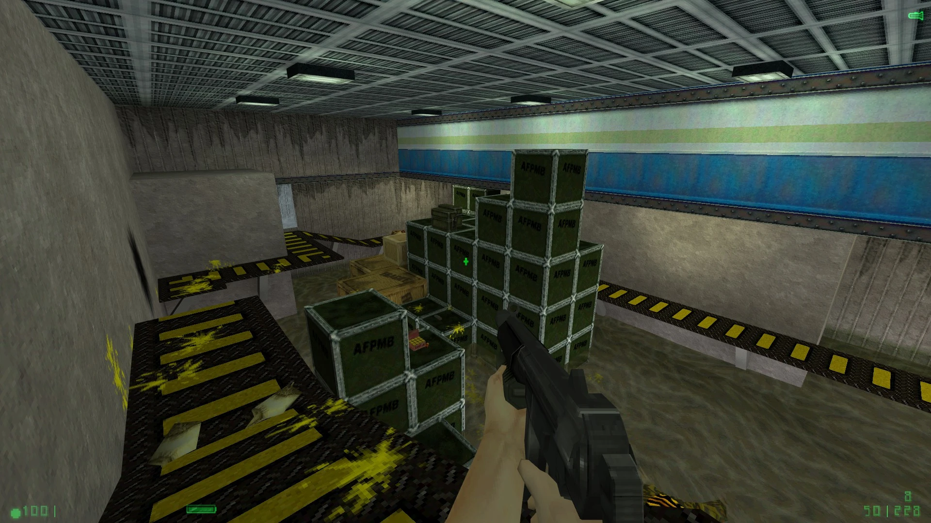 Гравець досліджує промисловий склад у моді Half-Life Alpha, тримаючи зброю. Територія заповнена штабельованими ящиками та жовтими попереджувальними знаками.