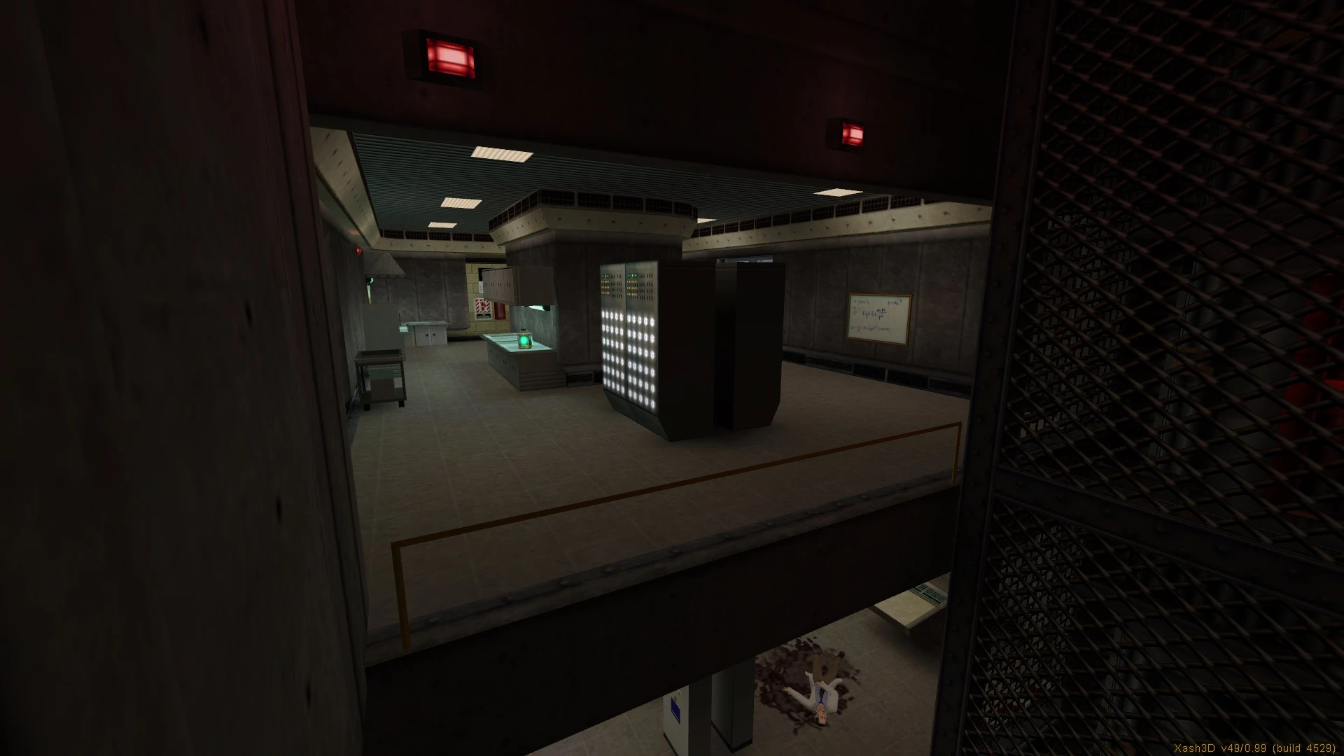 Słabo oświetlone laboratorium z konsolą komputerową i ciałem na podłodze w modzie Half-Life Chain Reaction