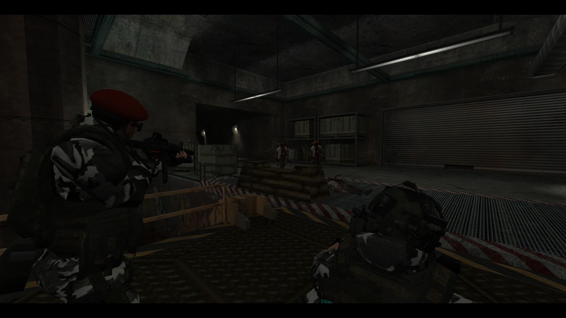 Dos soldados apuntan con armas en un área industrial con poca luz frente a criaturas parecidas a zombis en el mod Half-Life Crossfire