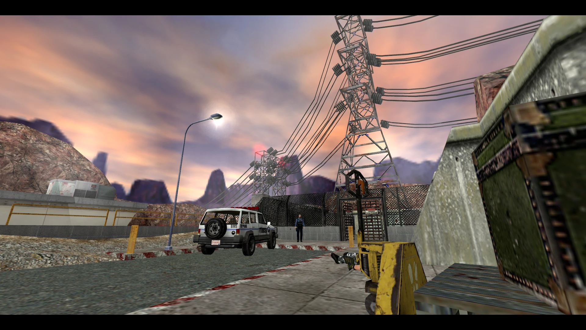 Captura del mod Half-Life Crossfire mostrando un SUV de seguridad cerca de una valla, torres eléctricas y un guardia al atardecer