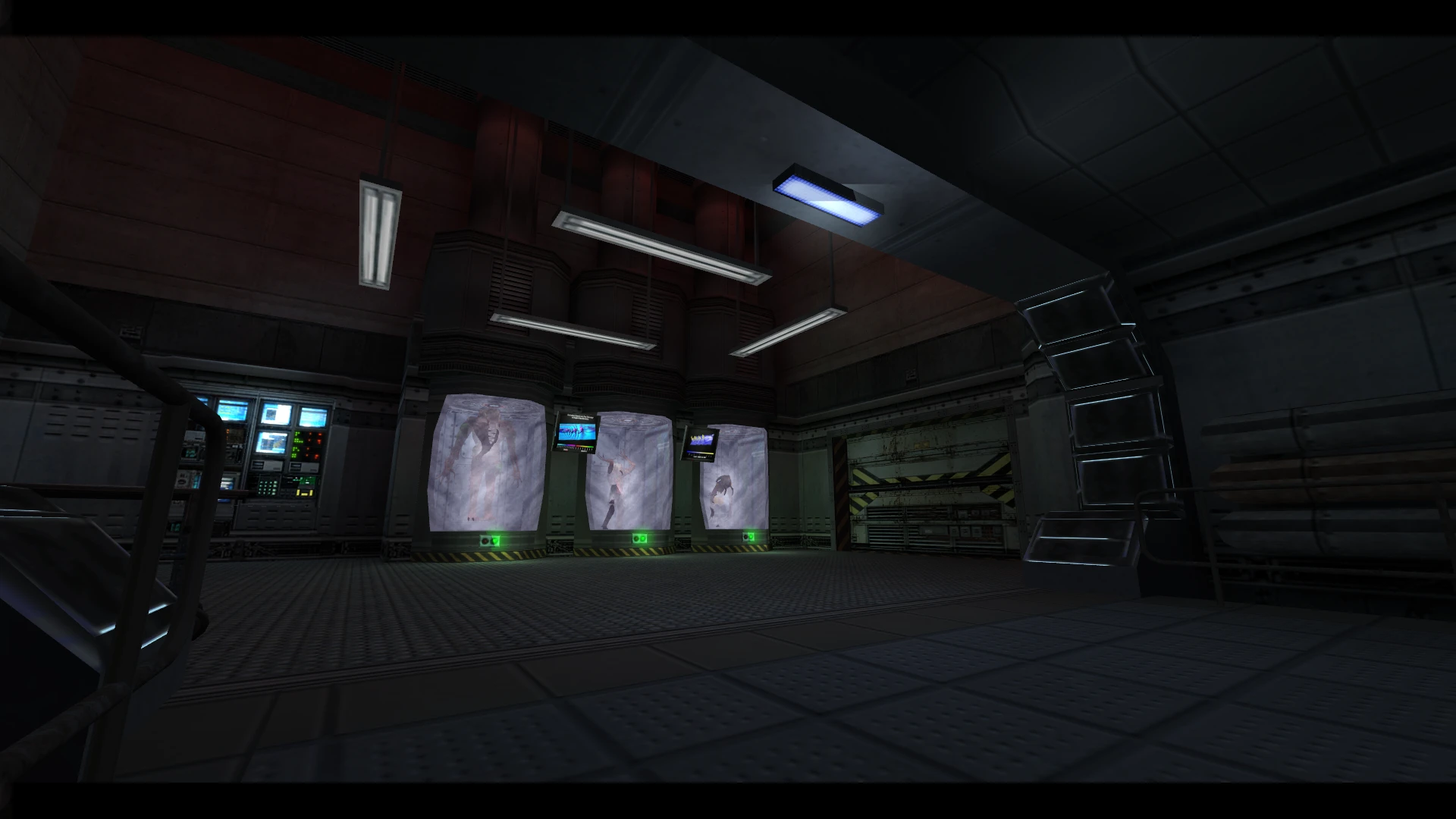 Interior de un laboratorio de ciencia ficción con poca luz con tres criaturas congeladas en tanques de vidrio y paneles informáticos en Half-Life Crossfire