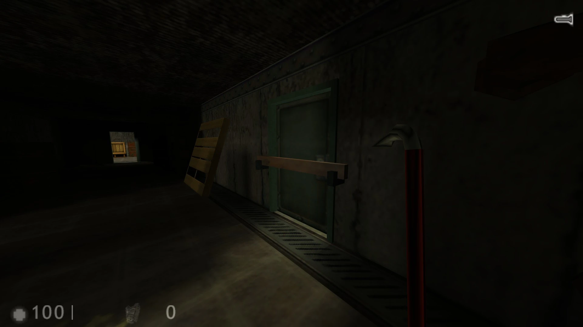 Скриншот из мода Half-Life Dead Zone с темным коридором, дверью с перекладиной и ломом