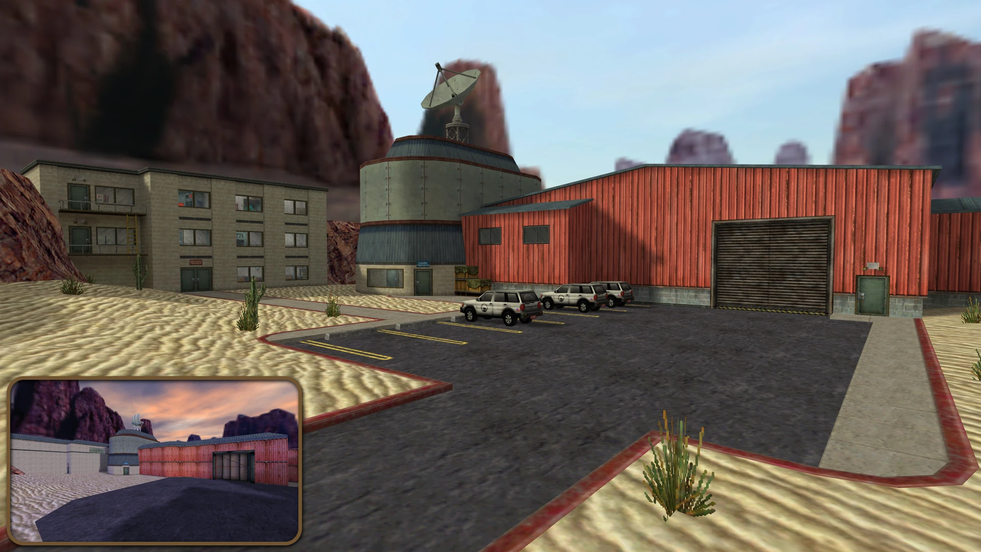 Zrzut ekranu moda Half-Life Decay Solo Mission przedstawiający pustynną bazę z anteną satelitarną i zaparkowanymi autami