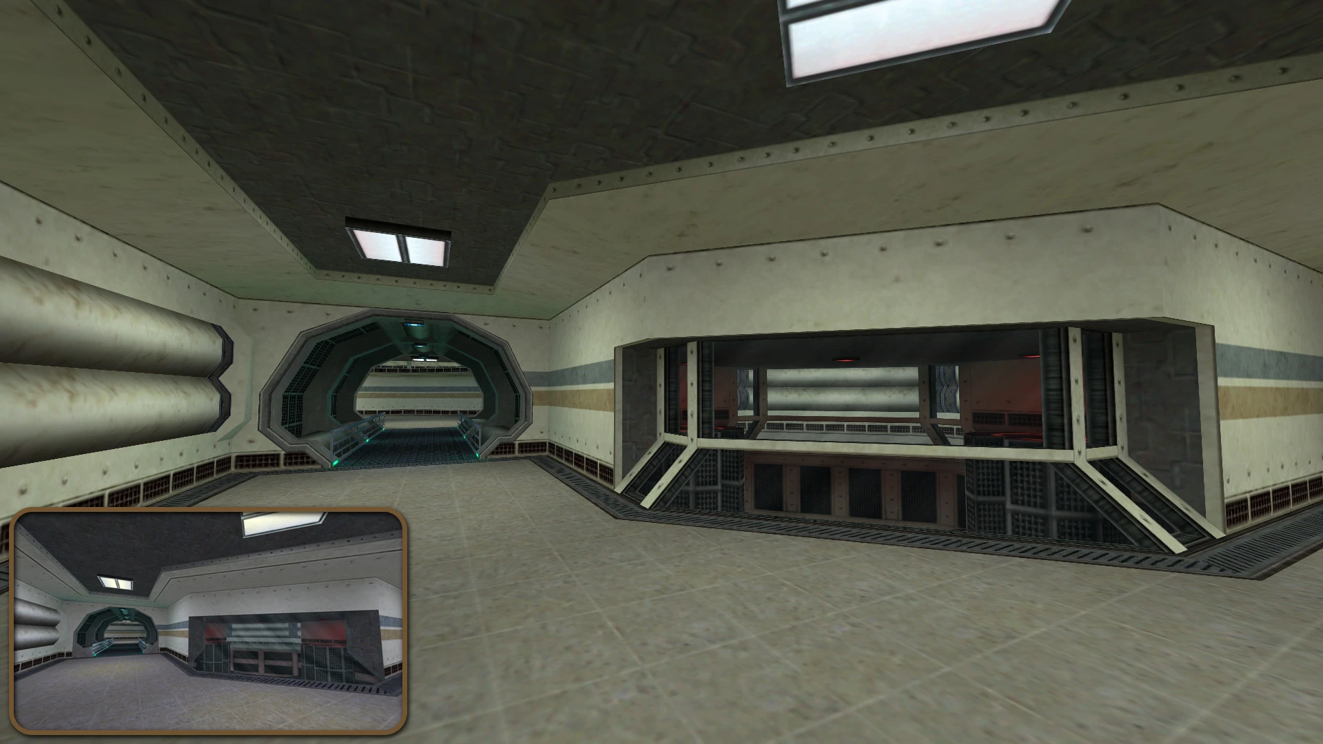 Zrzut ekranu przedstawiający futurystyczny korytarz z metalowymi ścianami i przejściem z moda Half-Life Decay Solo Mission