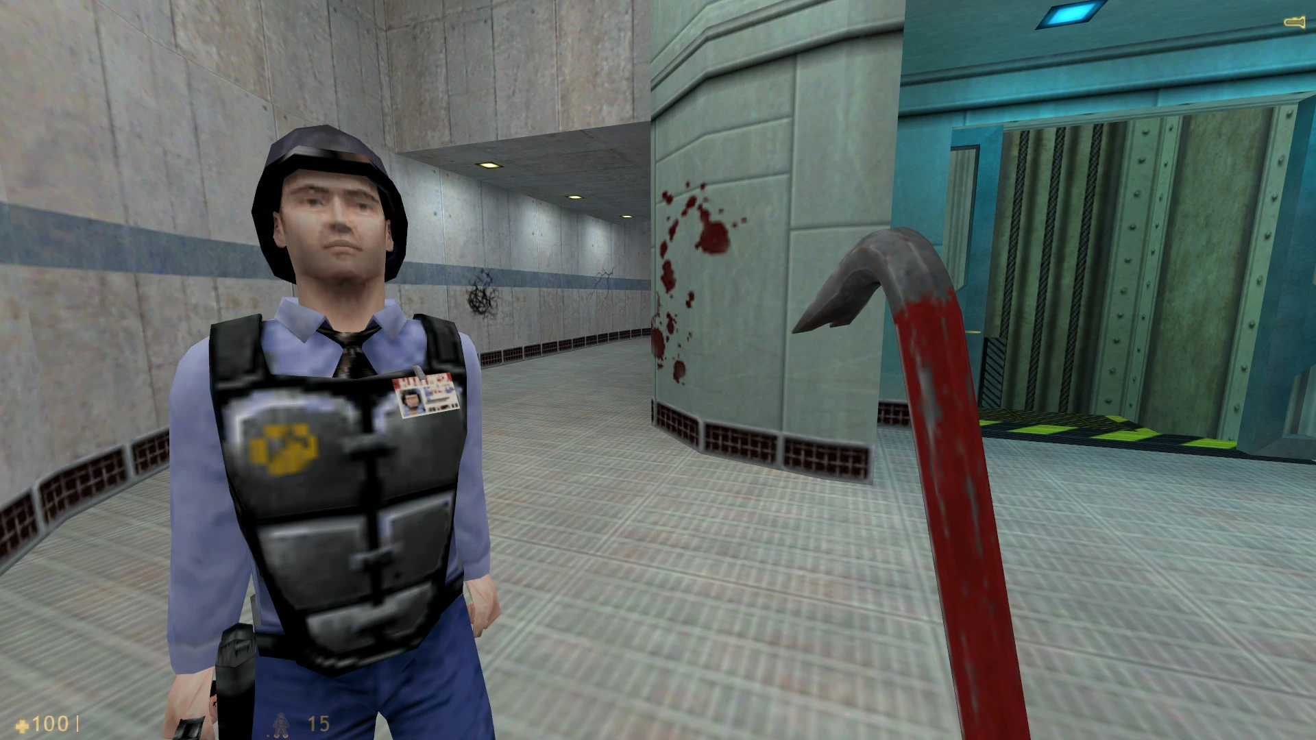 Vista en primera persona en mod de Half-Life con guardia y palanca manchada de sangre en pasillo
