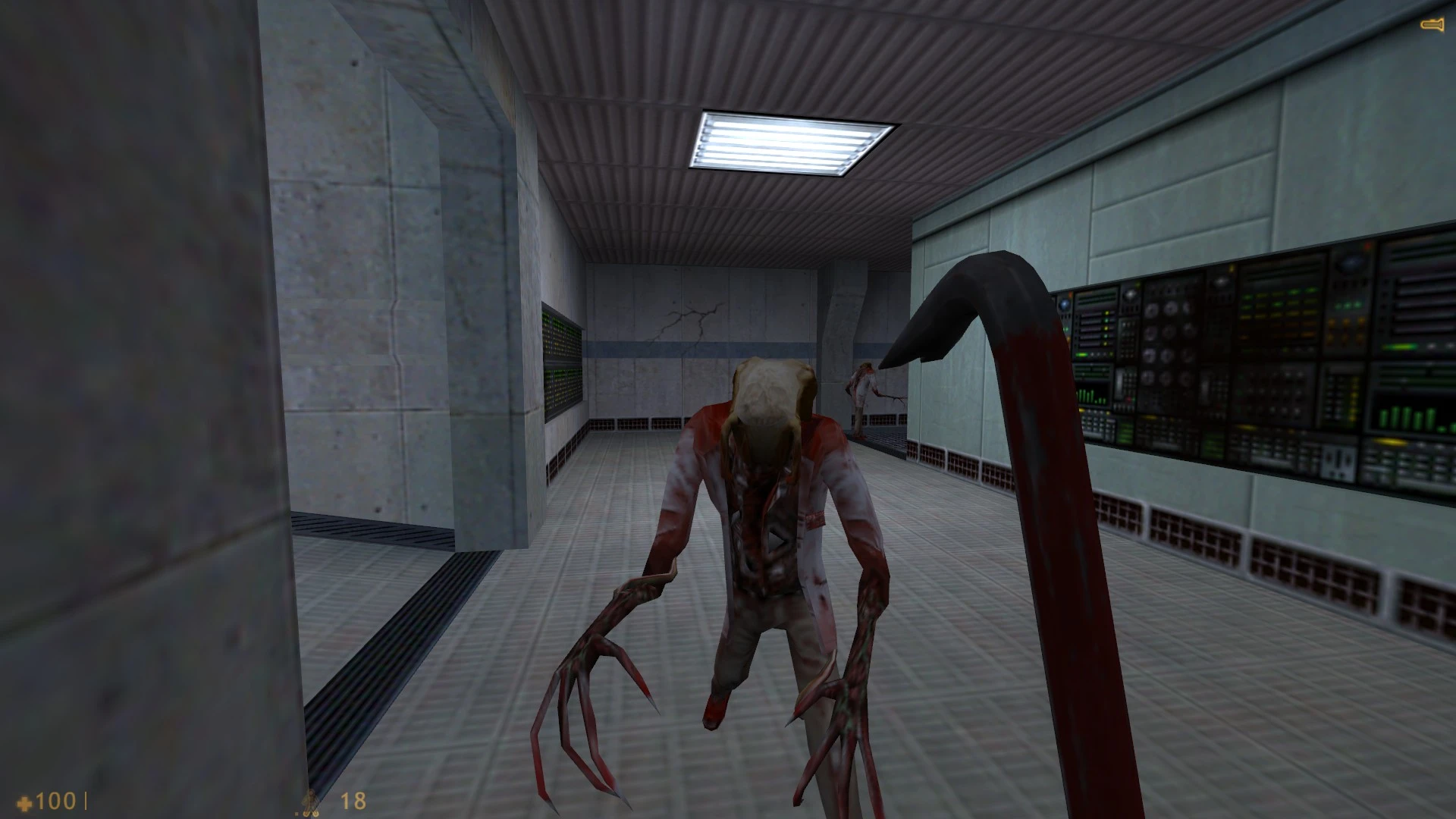 Jugador con palanca ensangrentada enfrentando a un monstruo parecido a un zombi en un pasillo de ciencia ficción en mod Half-Life Dreamcast