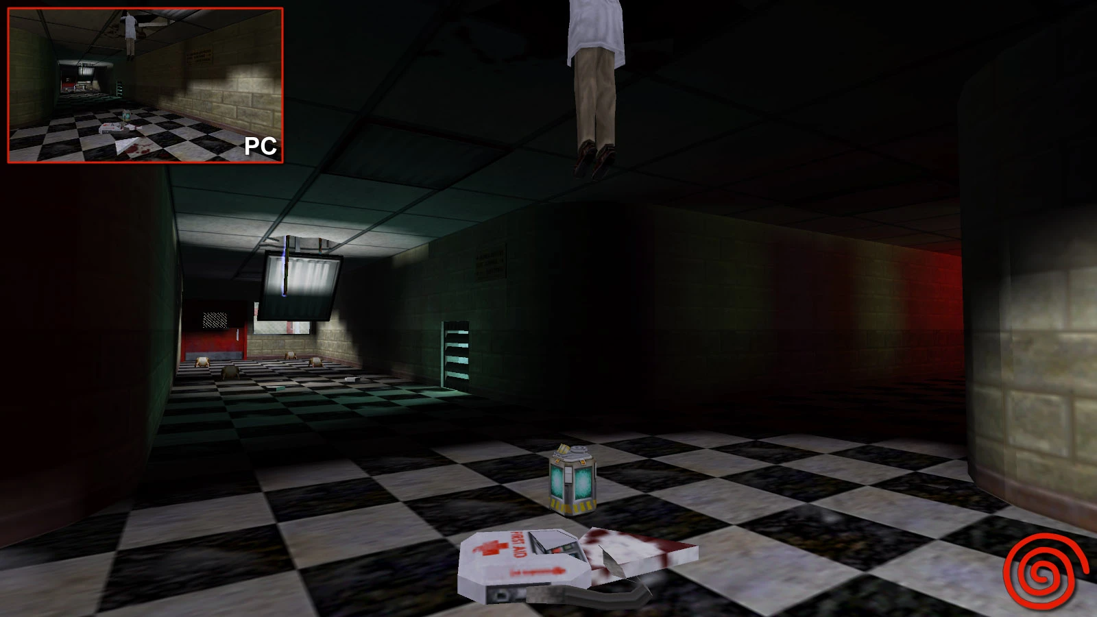 Captura de pantalla de un pasillo con poca luz en el mod Half-Life Dreamcast con botiquín, personaje colgante y suelo a cuadros