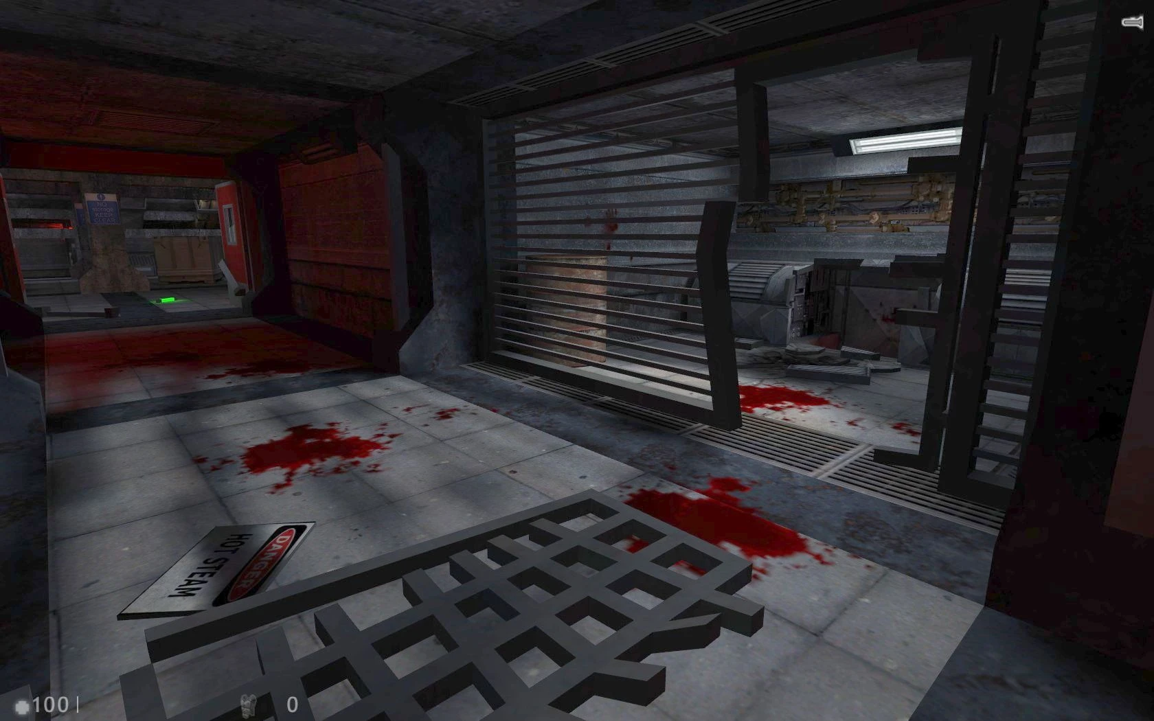 Інтер'єр з моду Half-Life Echoes з плямами крові на підлозі та металевою решіткою в темному індустріальному коридорі
