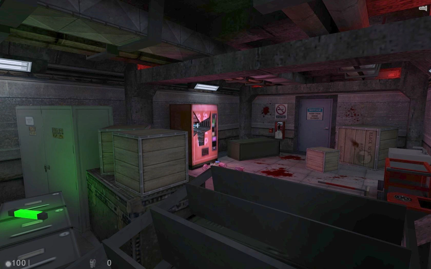 Слабо освітлена промислова кімната в моді Half-Life Echoes з дерев'яними ящиками та зламаним червоним автоматом