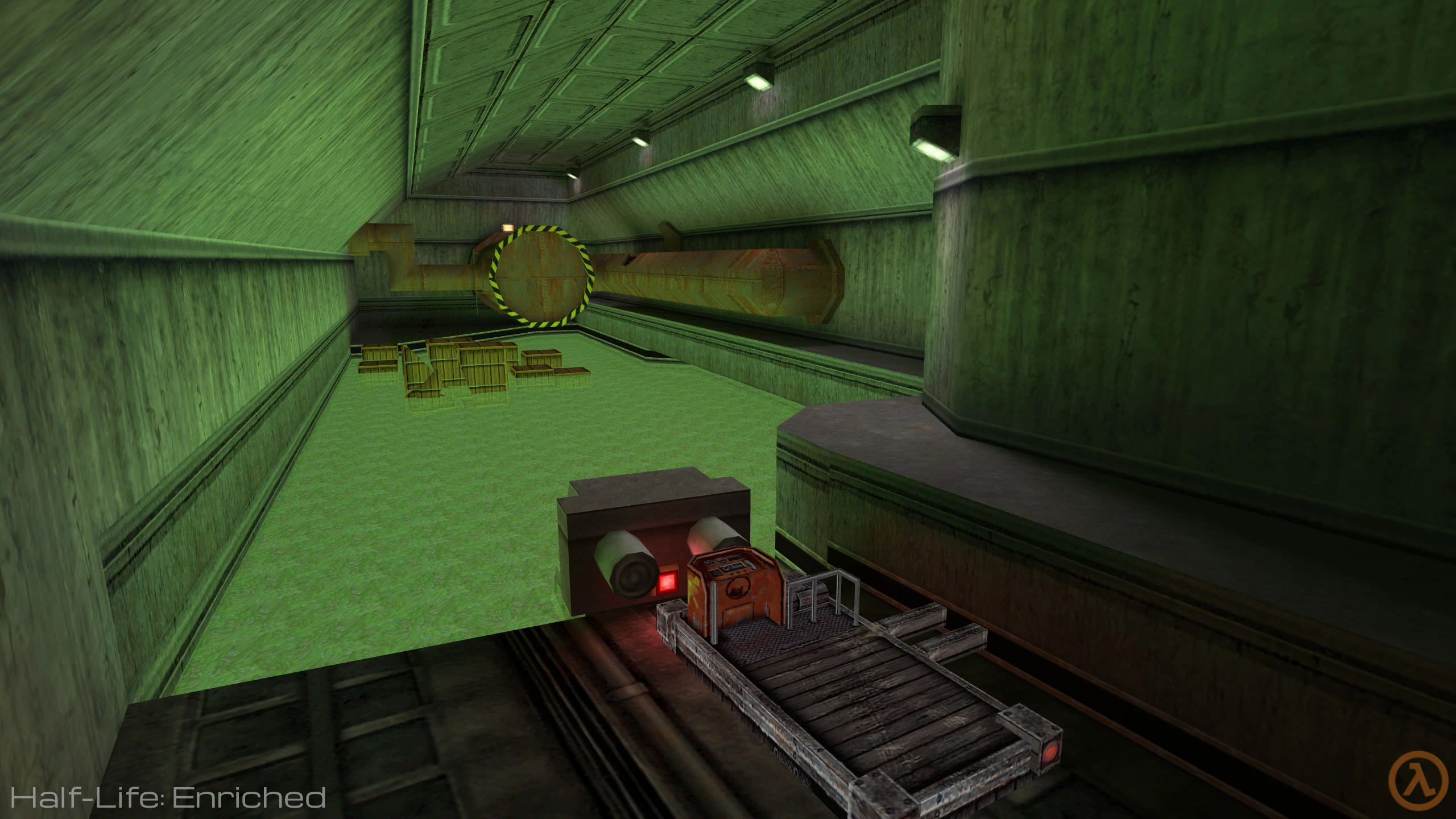 En el mod Half-Life Enriched, una balsa de madera flota sobre agua verde tóxica dentro de un túnel industrial con poca luz