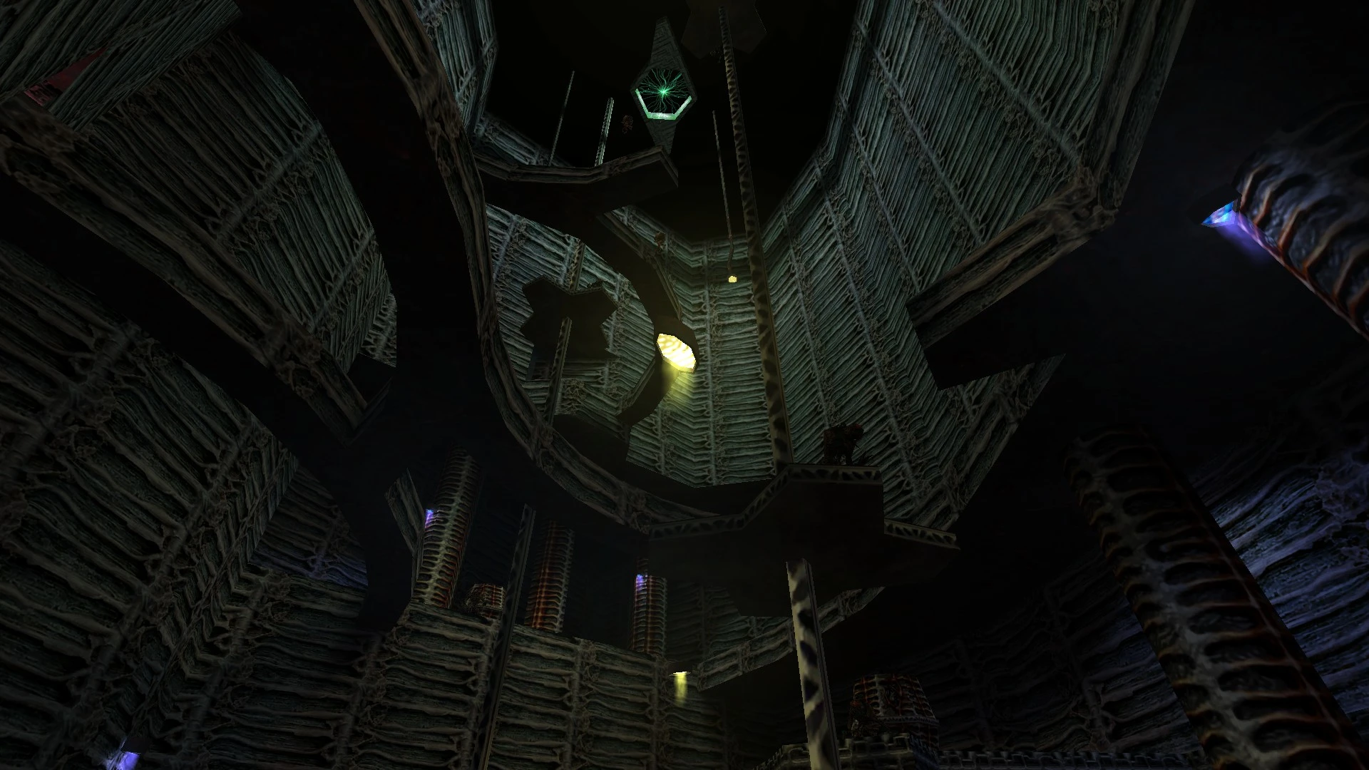 Interior alienígena oscuro y extraño con plataformas altas iluminadas por luces verdes y amarillas tenues en mod de Half-Life