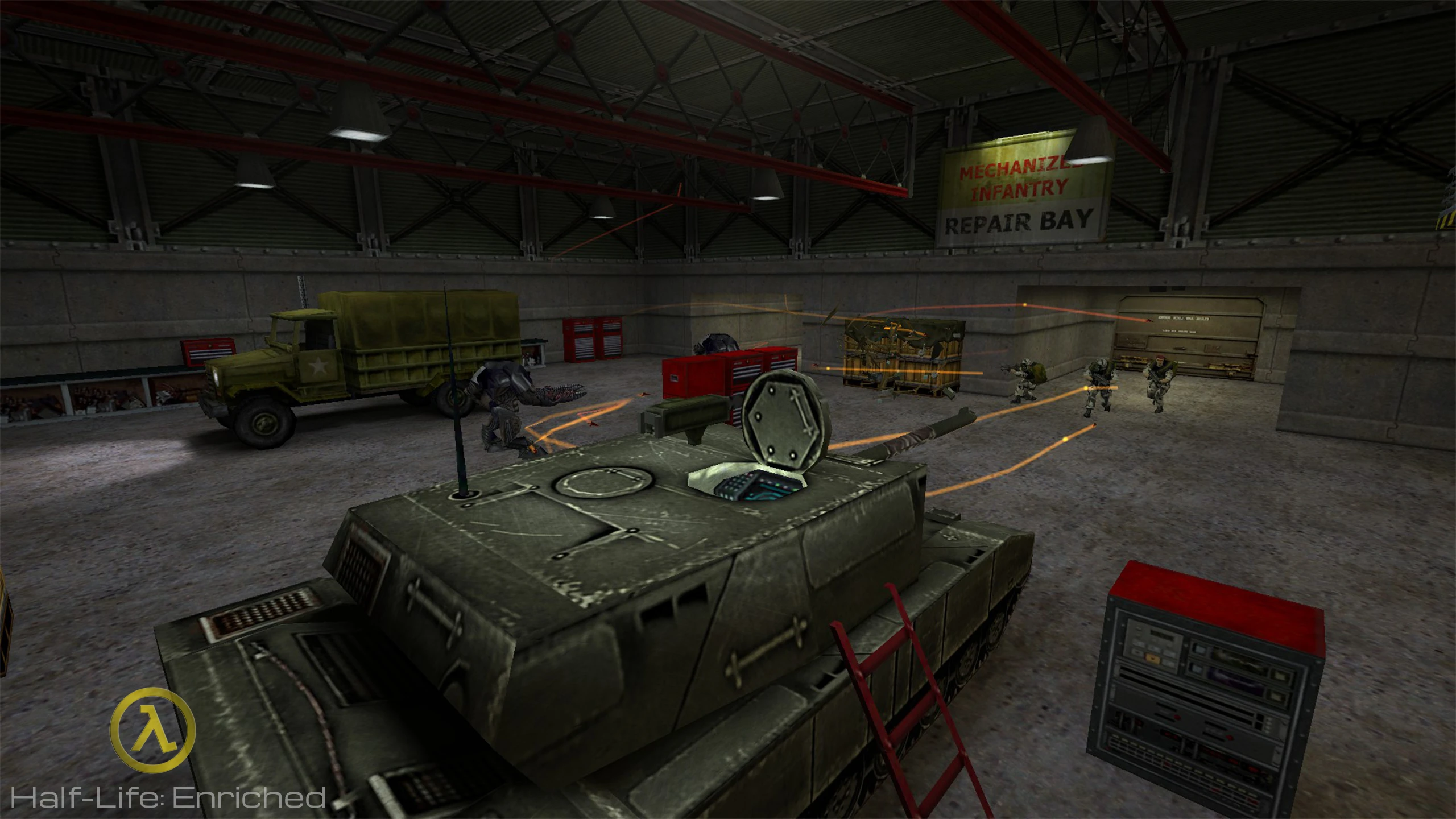 Tanque disparando a soldados y criaturas enemigas dentro de una bahía de reparación en el mod Half-Life: Enriched