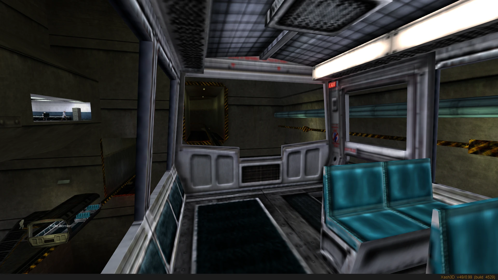 Vista interior de área de tránsito industrial con estructuras metálicas y asientos azules en mod de Half-Life