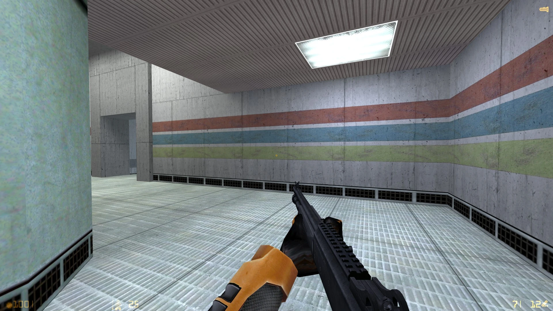 Vista en primera persona de jugador con escopeta dentro de una sala de concreto con franjas de colores en Half-Life mod Expanded Arsenal