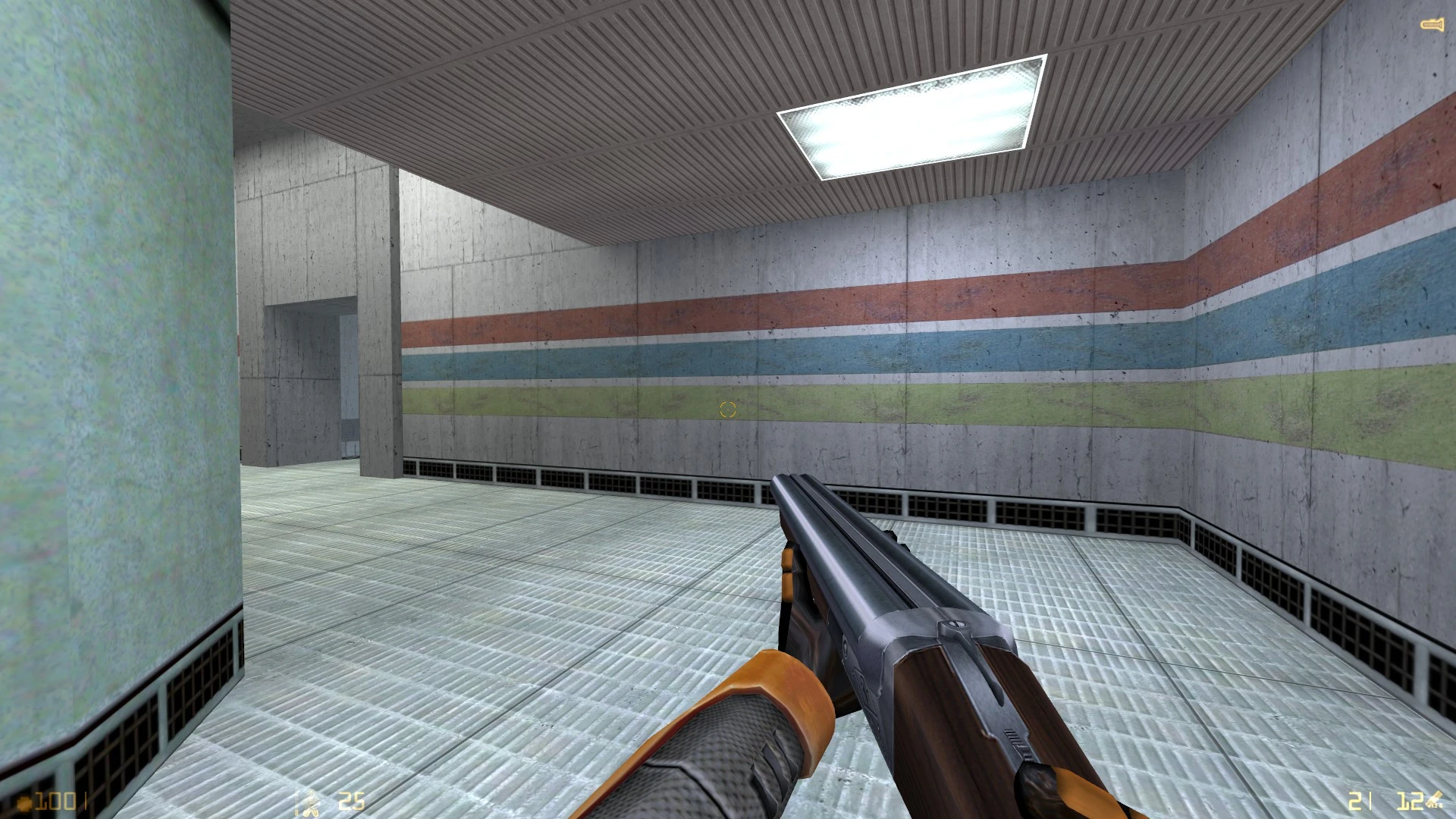 Vista en primera persona de escopeta en un pasillo futurista en el mod Expanded Arsenal de Half-Life
