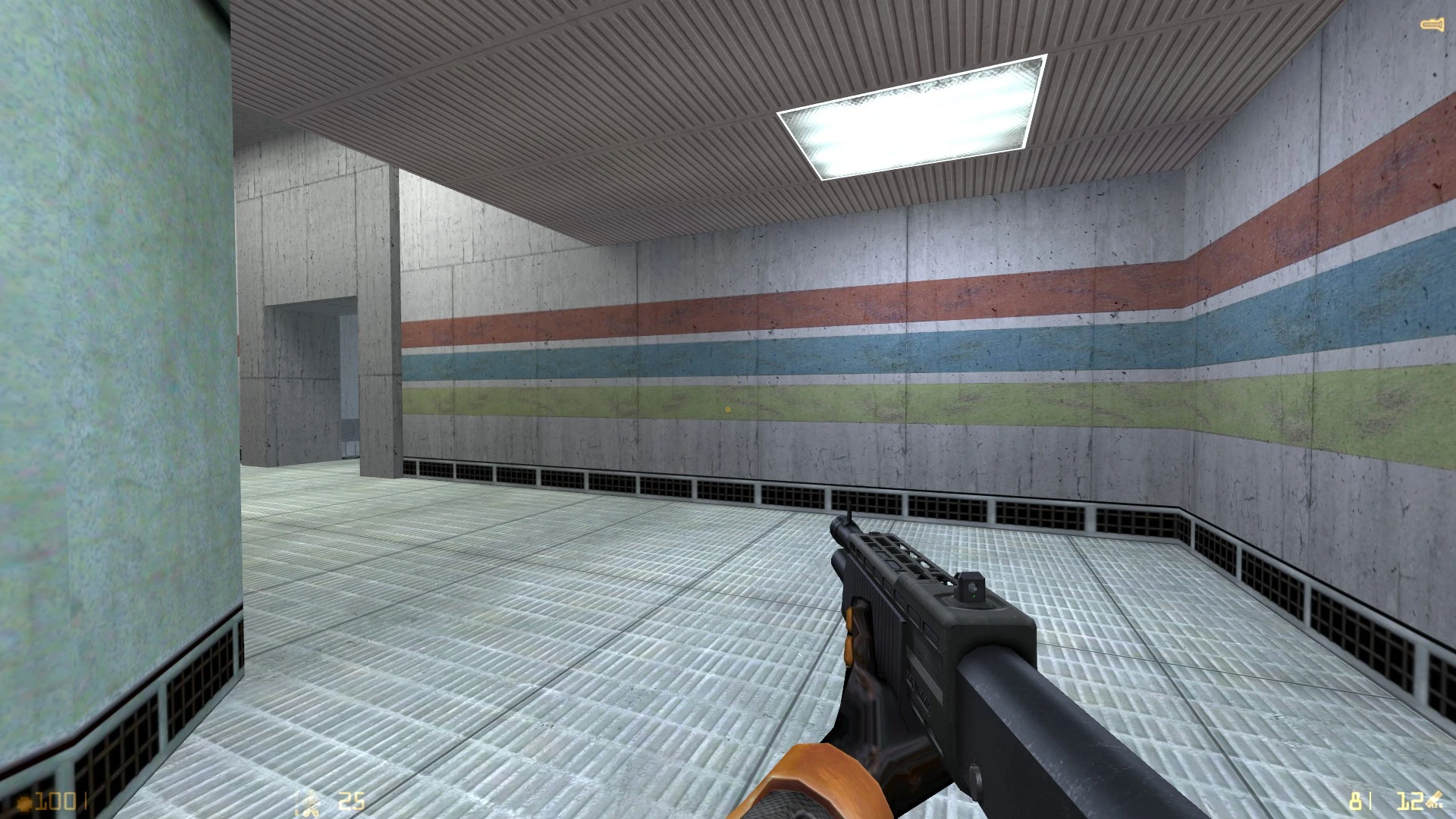 Vista en primera persona con escopeta en un pasillo gris con franjas de colores en el mod Half-Life Expanded Arsenal
