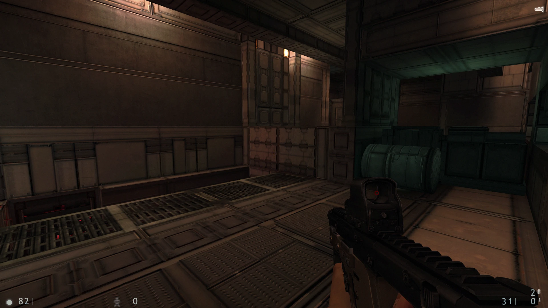 Вид от первого лица темного индустриального коридора в моде Half-Life eXperiment с отображением оружия и боеприпасов