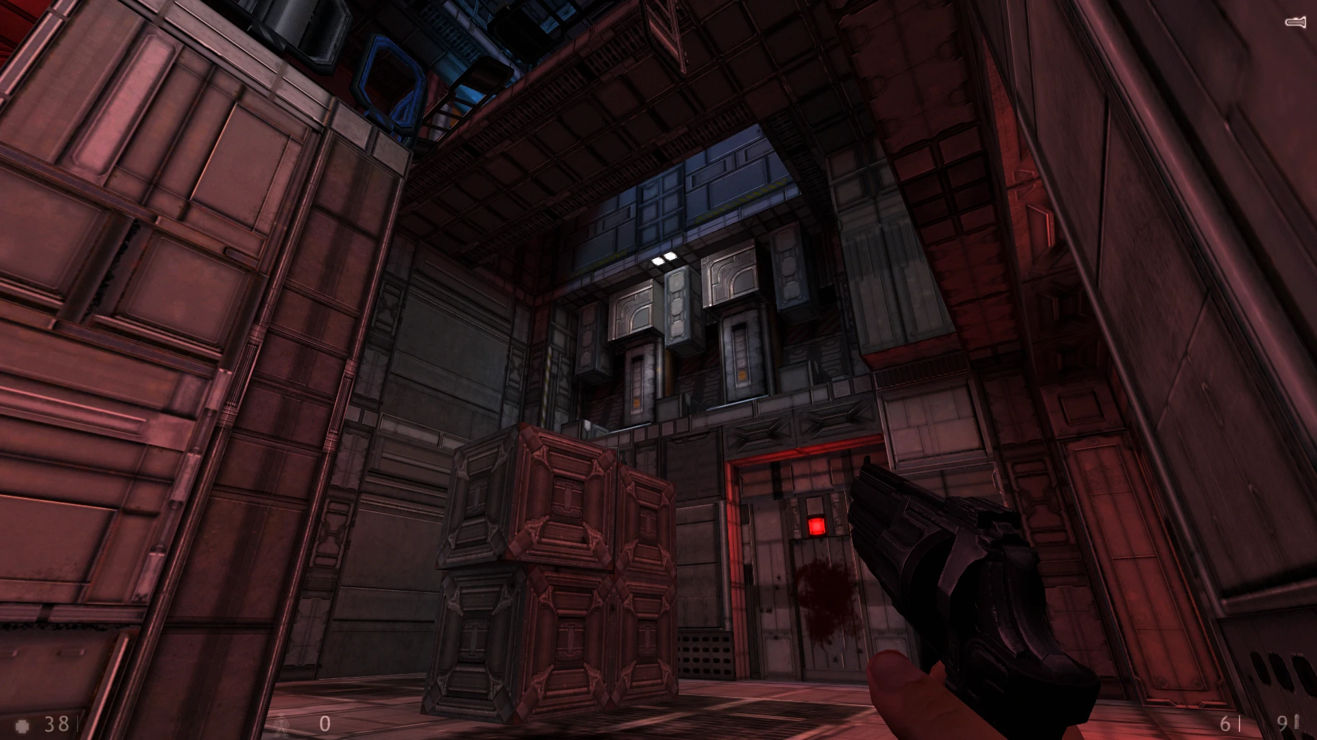 Vista en primera persona de una sala industrial oscura con cajas apiladas y un revólver apuntando en el mod Half-Life eXperiment