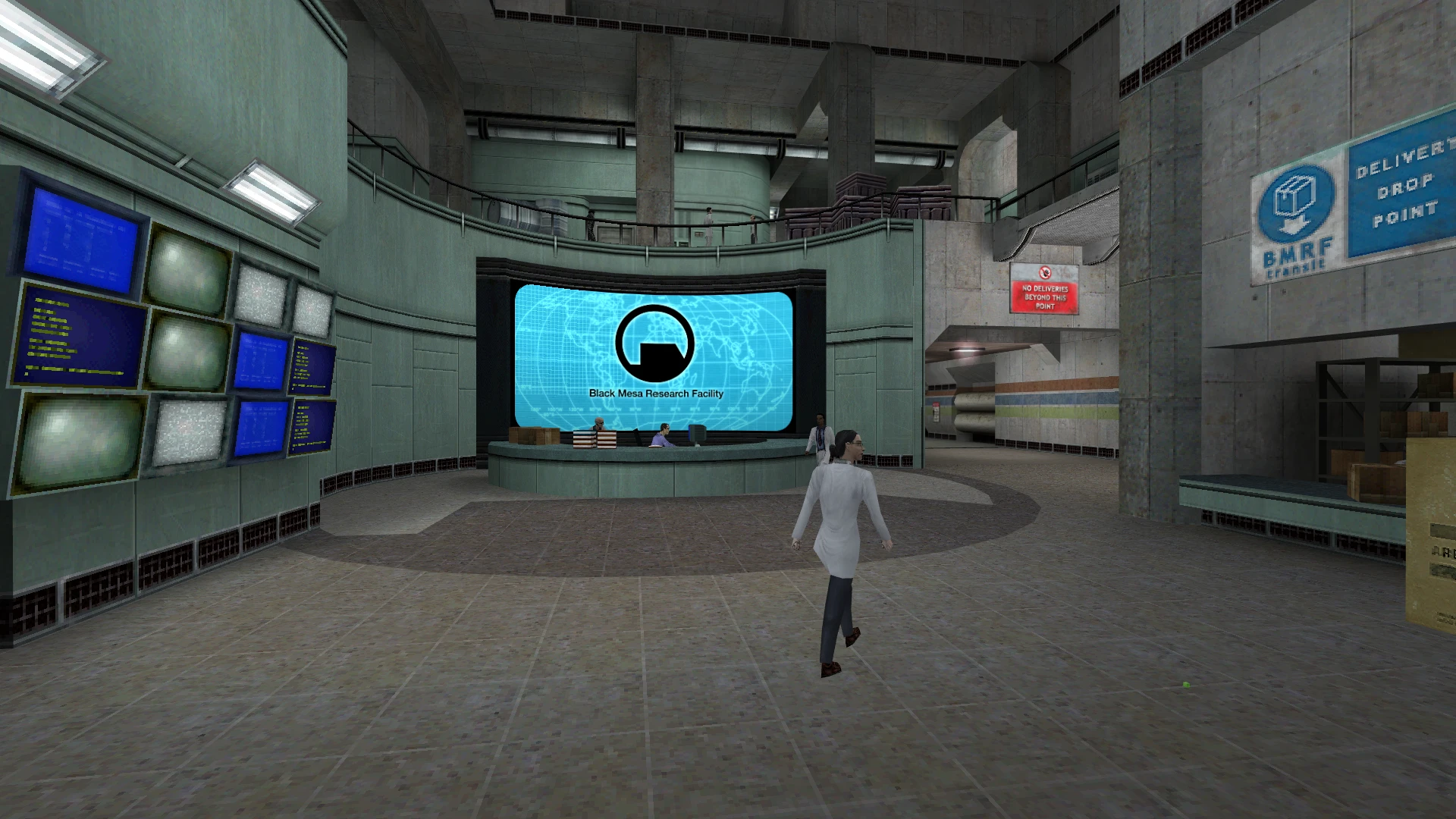Zrzut ekranu z moda Half-Life: Extended przedstawiający lobby Black Mesa z recepcją i naukowcami