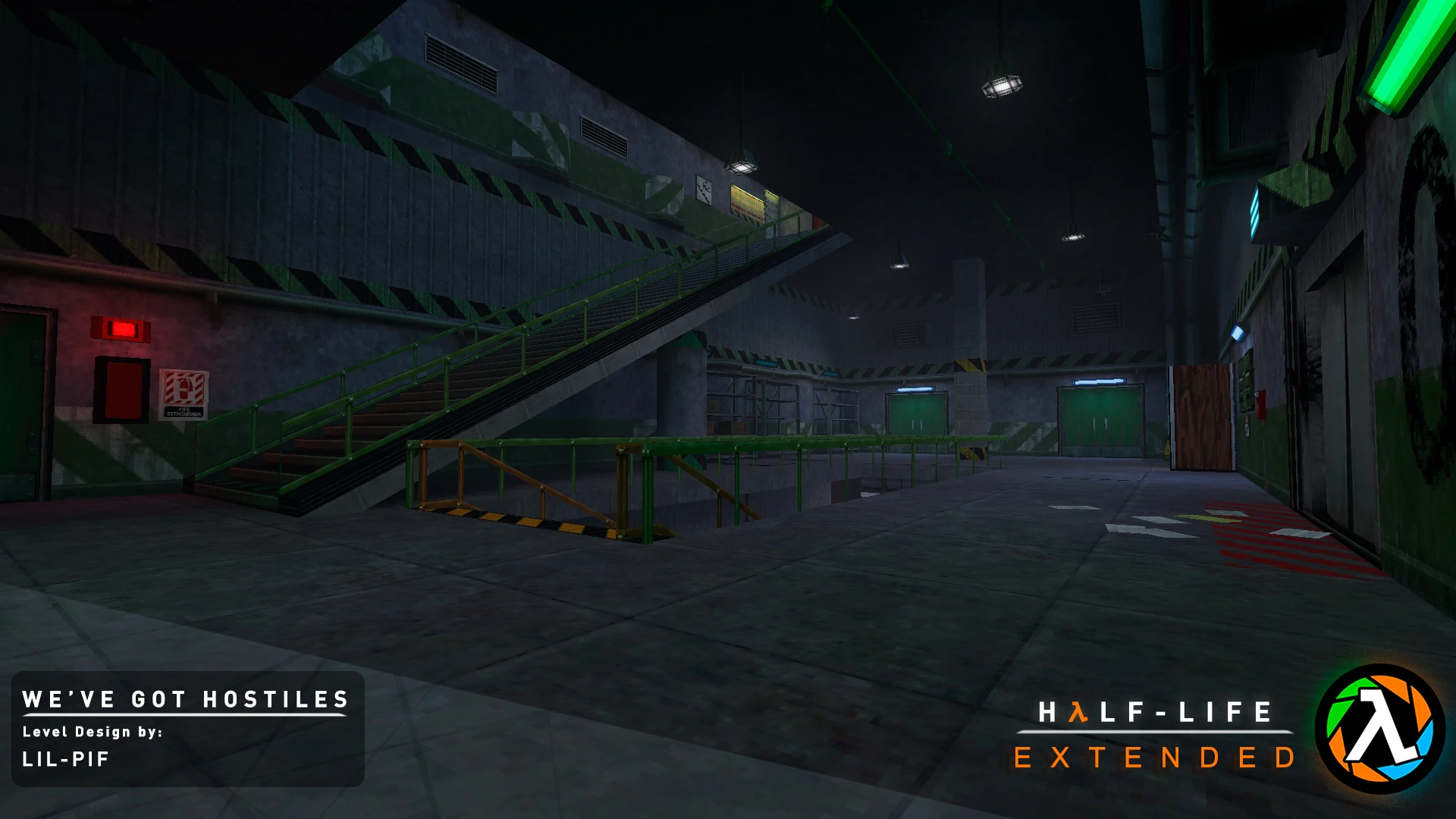 Słabo oświetlony przemysłowy korytarz z zielonymi balustradami i schodami w modzie Half-Life Extended