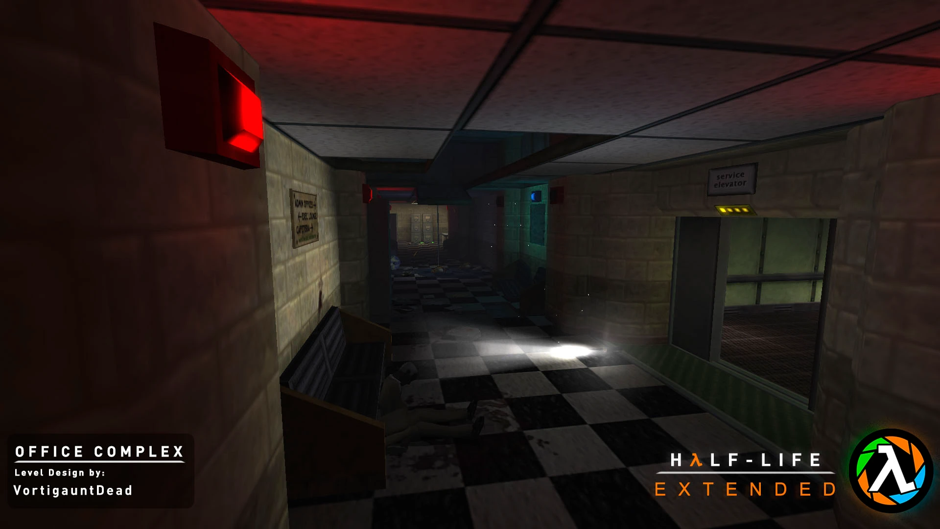 Ciemny korytarz biurowy z szachownicową podłogą, zakrwawionym ciałem na podłodze i otwartą windą w modzie Half-Life Extended