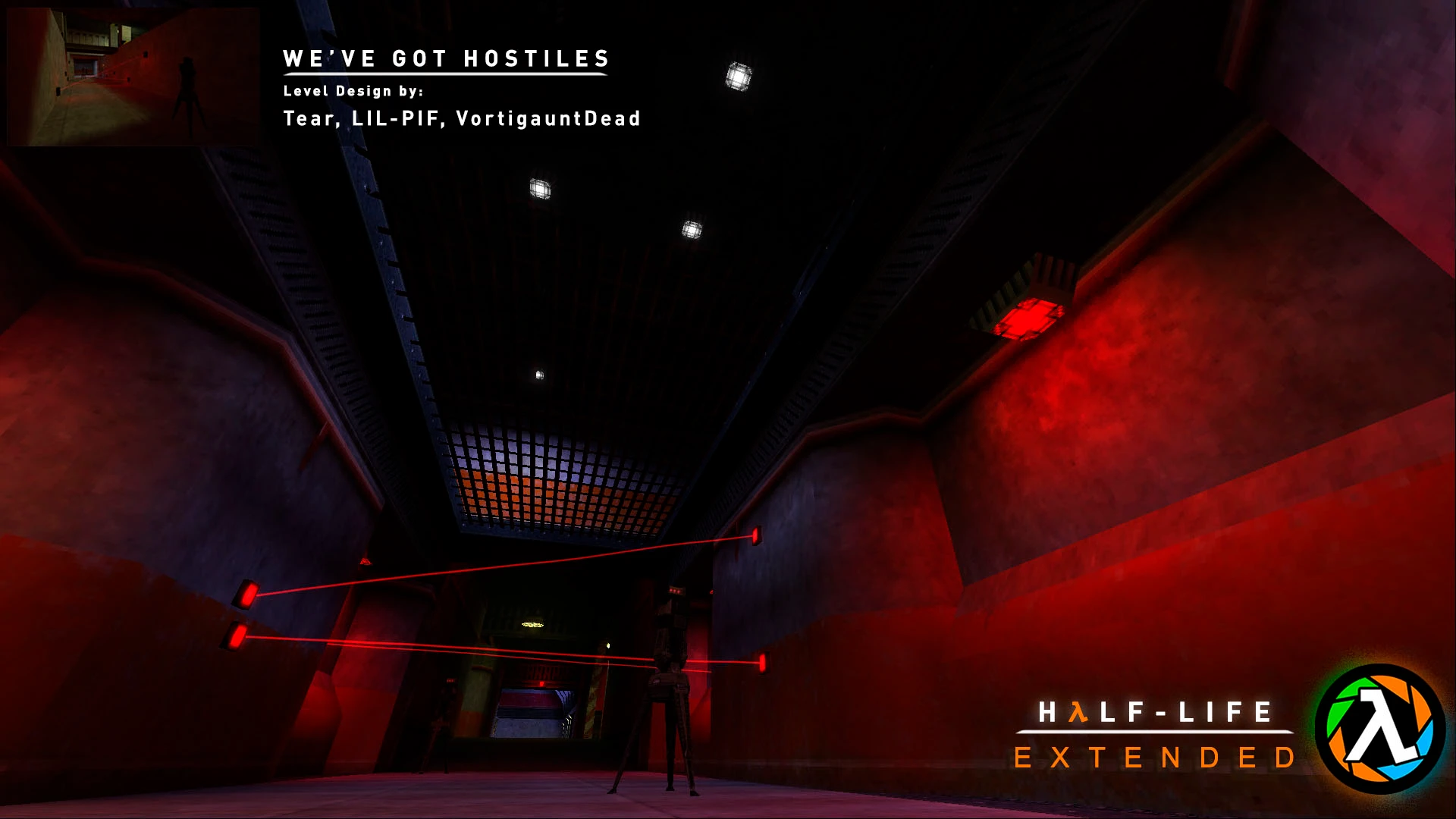 Słabo oświetlony korytarz z czerwonymi laserowymi zabezpieczeniami i wieżyczką w poziomie moda Half-Life Extended Weve Got Hostiles