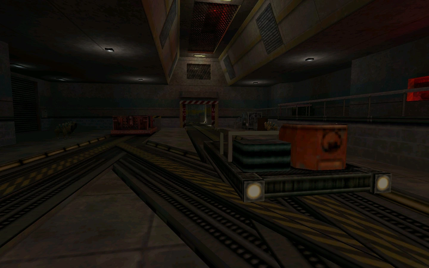 Túnel industrial con poca luz con vías y un vagoneta con cajas en el mod Half-Life Field Intensity
