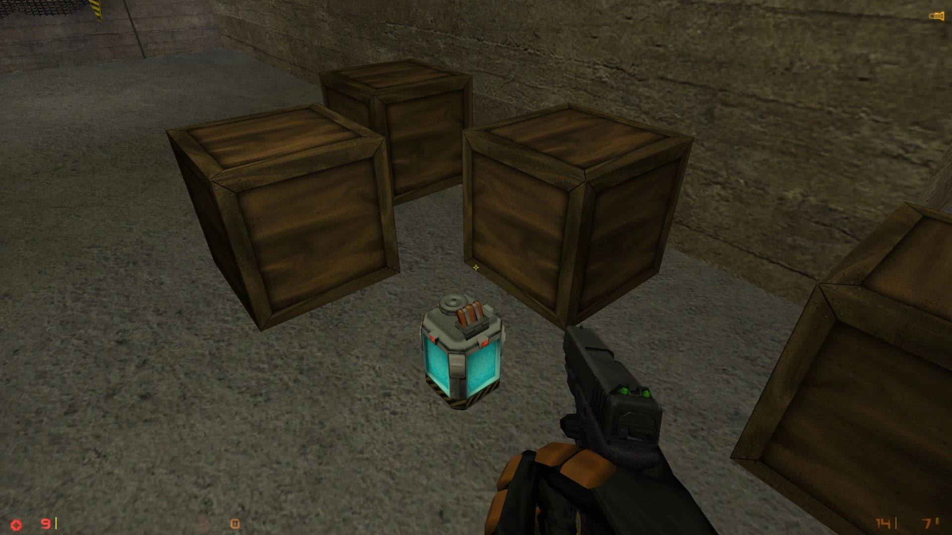 Vista en primera persona en mod de Half-Life con cajas de madera sobre suelo de concreto y un envase de energía azul brillante junto a una pistola