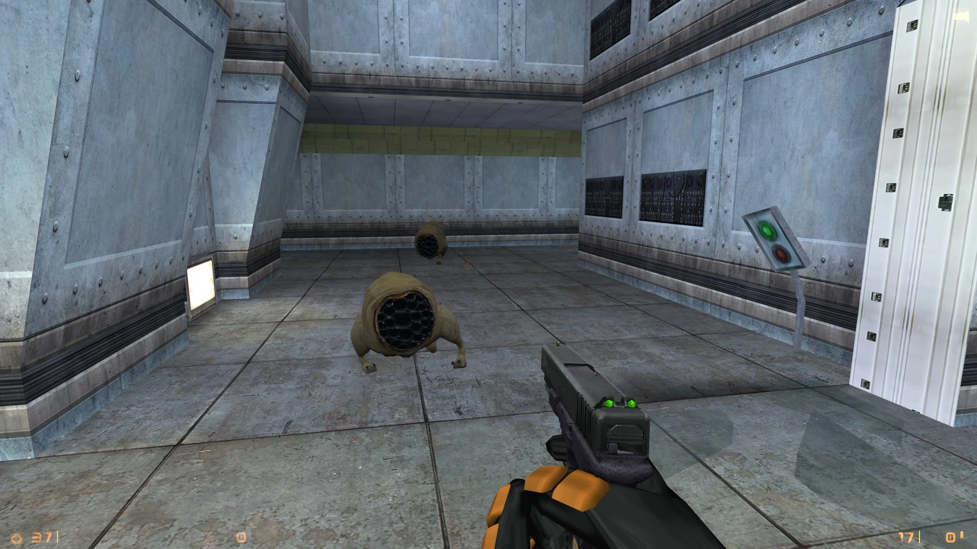 Jugador con pistola enfrentando a dos criaturas hostiles en un pasillo metálico de una instalación industrial