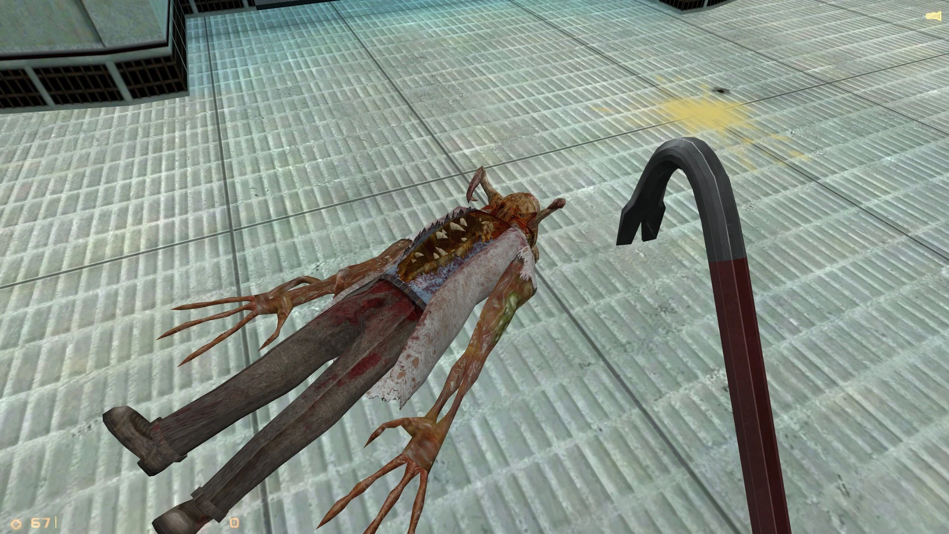 Criatura alienígena derrotada yace sobre suelo metálico junto a una palanca en mod de Half-Life