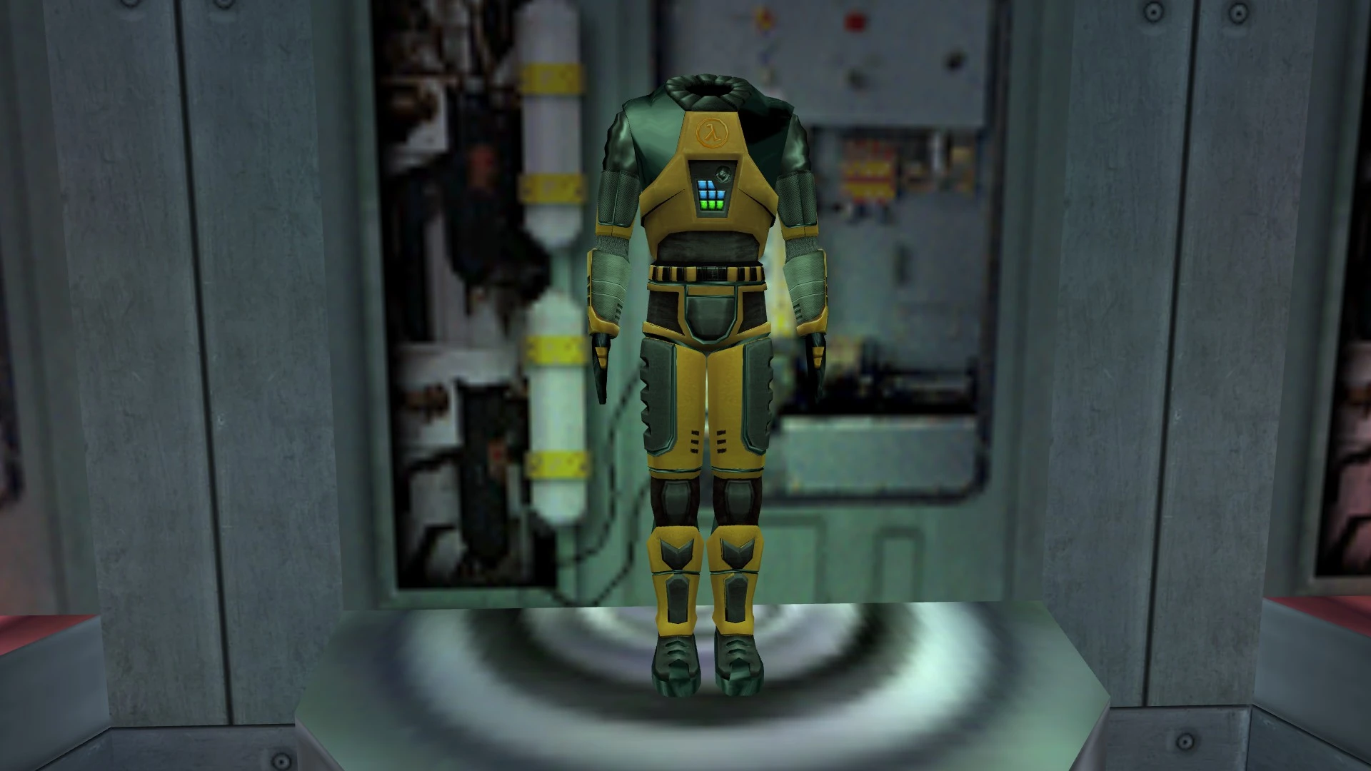 Captura de pantalla del modelo mejorado del traje HEV exhibido en un pedestal dentro de un laboratorio de ciencia ficción en el mod de Half-Life