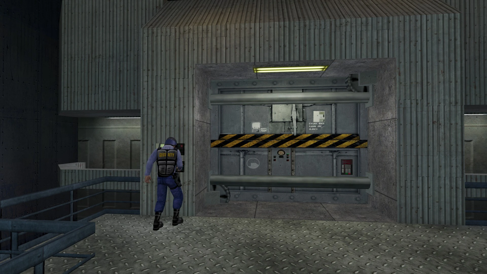 Guardia de seguridad junto a puerta industrial de metal reforzado con barreras de seguridad en Half-Life: Gold