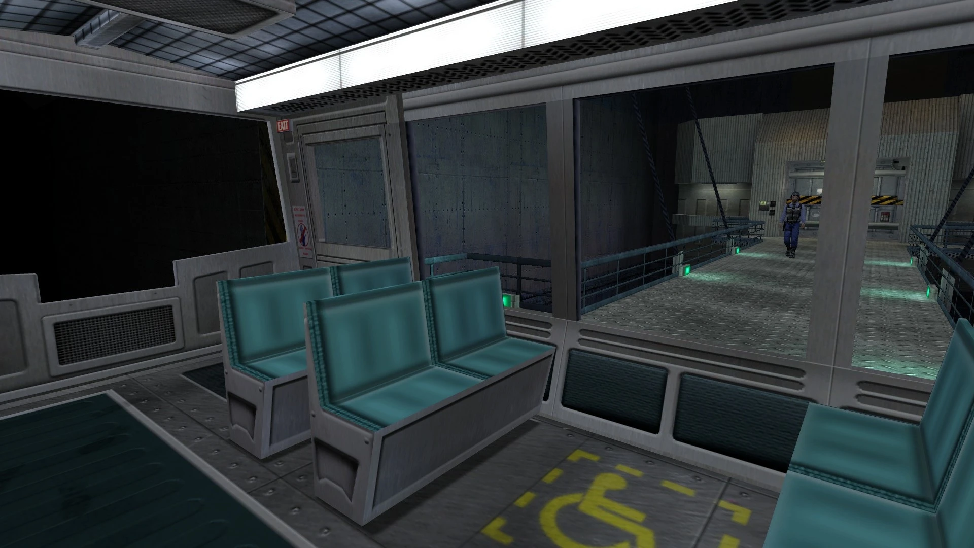 Dentro de una cabina de tren metálica con asientos color teal y un guardia de seguridad en un pasillo exterior