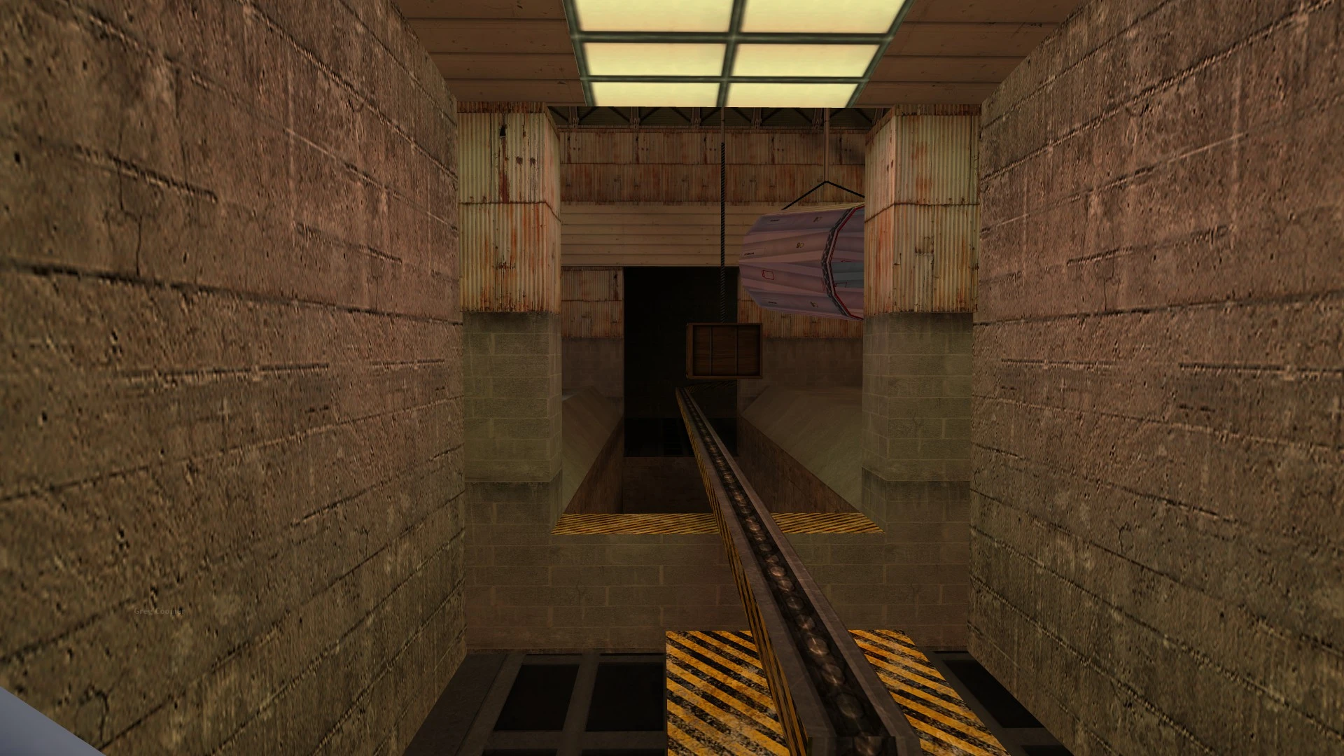 Vista de un sistema de cinta transportadora dentro de una habitación industrial con paredes de concreto y metal en el mod Half-Life Gold
