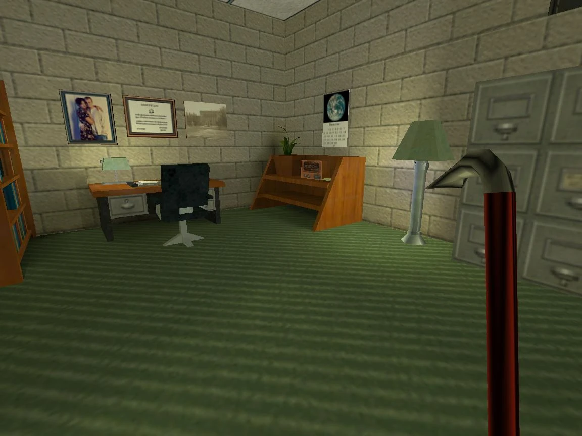 Ansicht eines kleinen Bürozimmers mit Schreibtisch, Stuhl, Regal, Aktenschrank, Lampe, Kalender und Brecheisen im Half-Life-Mod