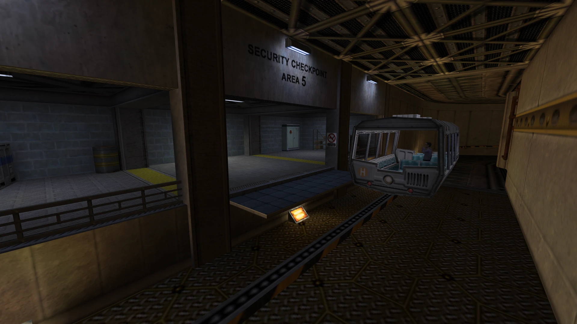 Spielansicht des Sicherheitskontrollpunkts Bereich 5 mit Straßenbahn auf Schienen und gedämpfter Industriebelichtung im Half-Life Insecure Mod